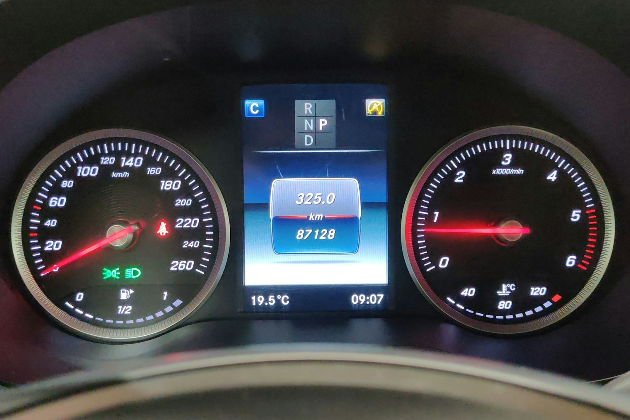 valkoinen Mercedes-Benz GLC 2017 kuva 16.