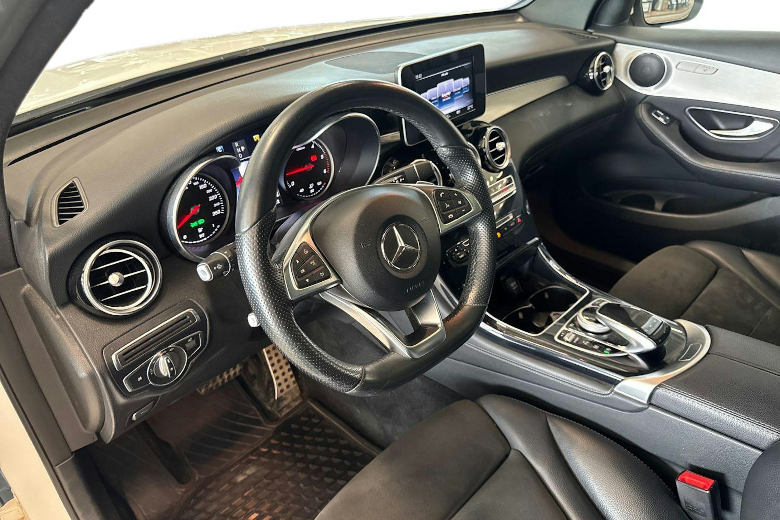 valkoinen Mercedes-Benz GLC 2017 kuva 6.