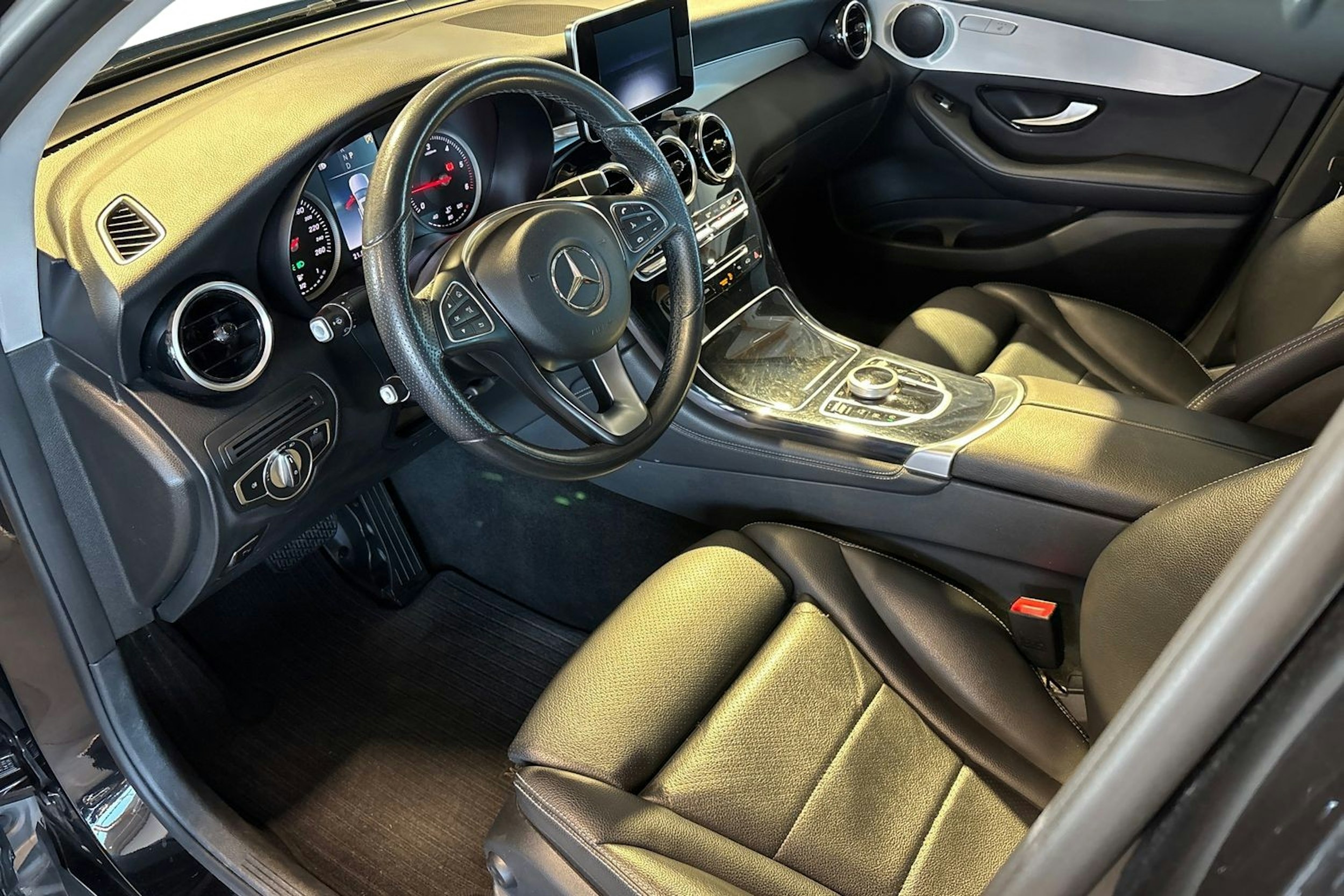 musta Mercedes-Benz GLC 2018 kuva 7.