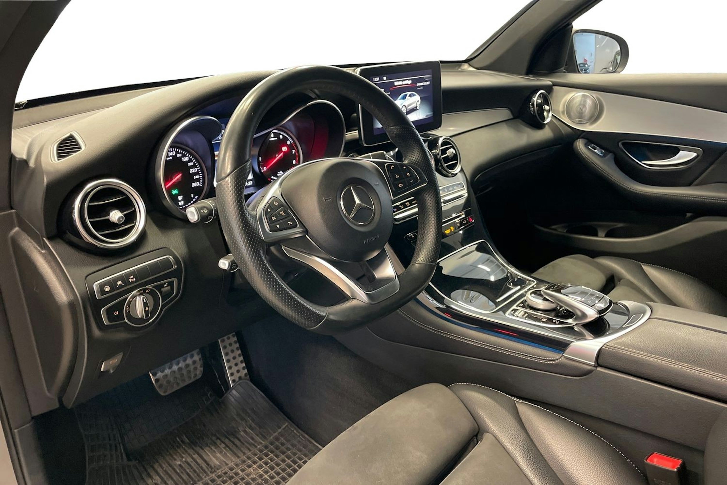 harmaa Mercedes-Benz GLC 2018 kuva 7.