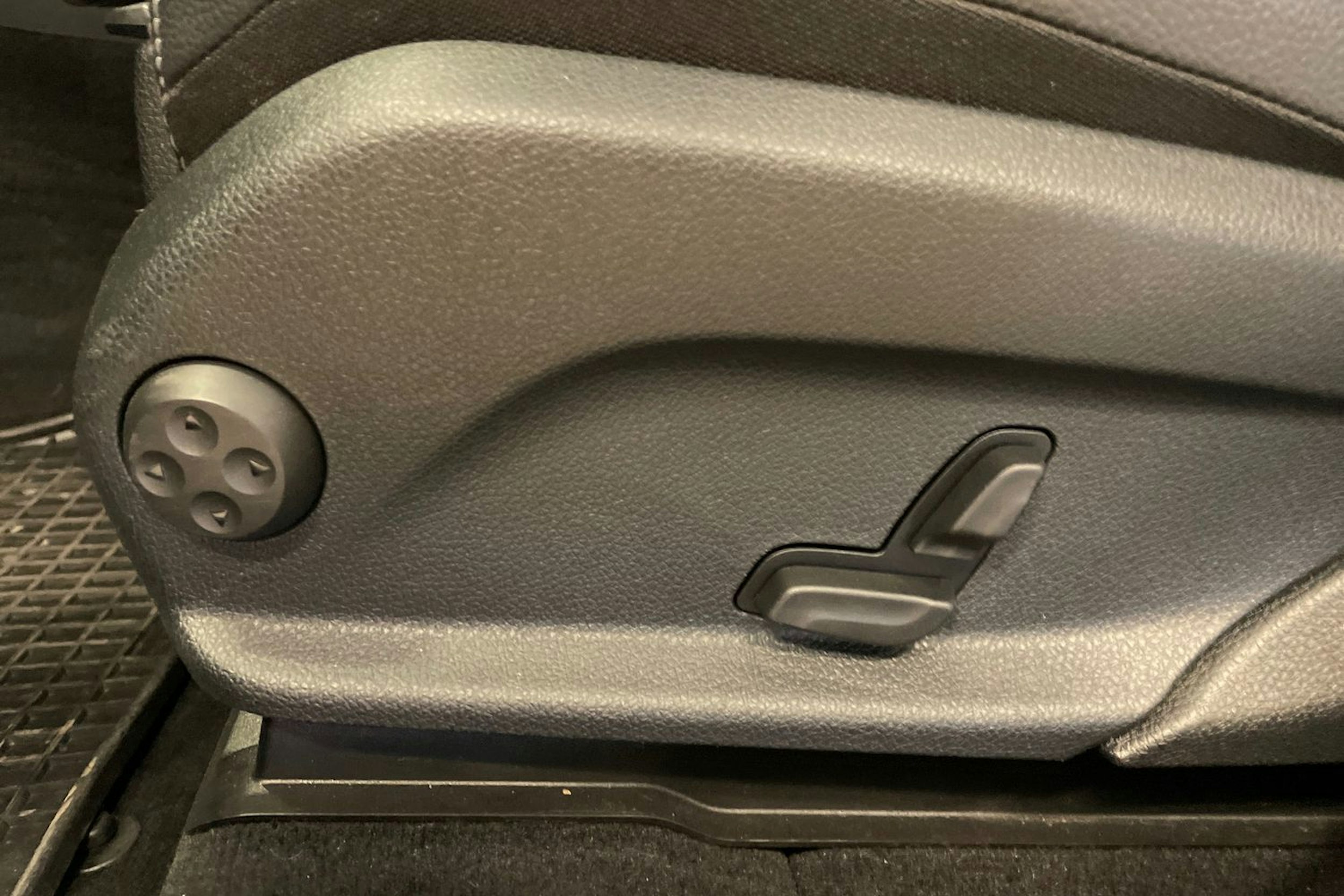 harmaa Mercedes-Benz GLC 2018 kuva 25.