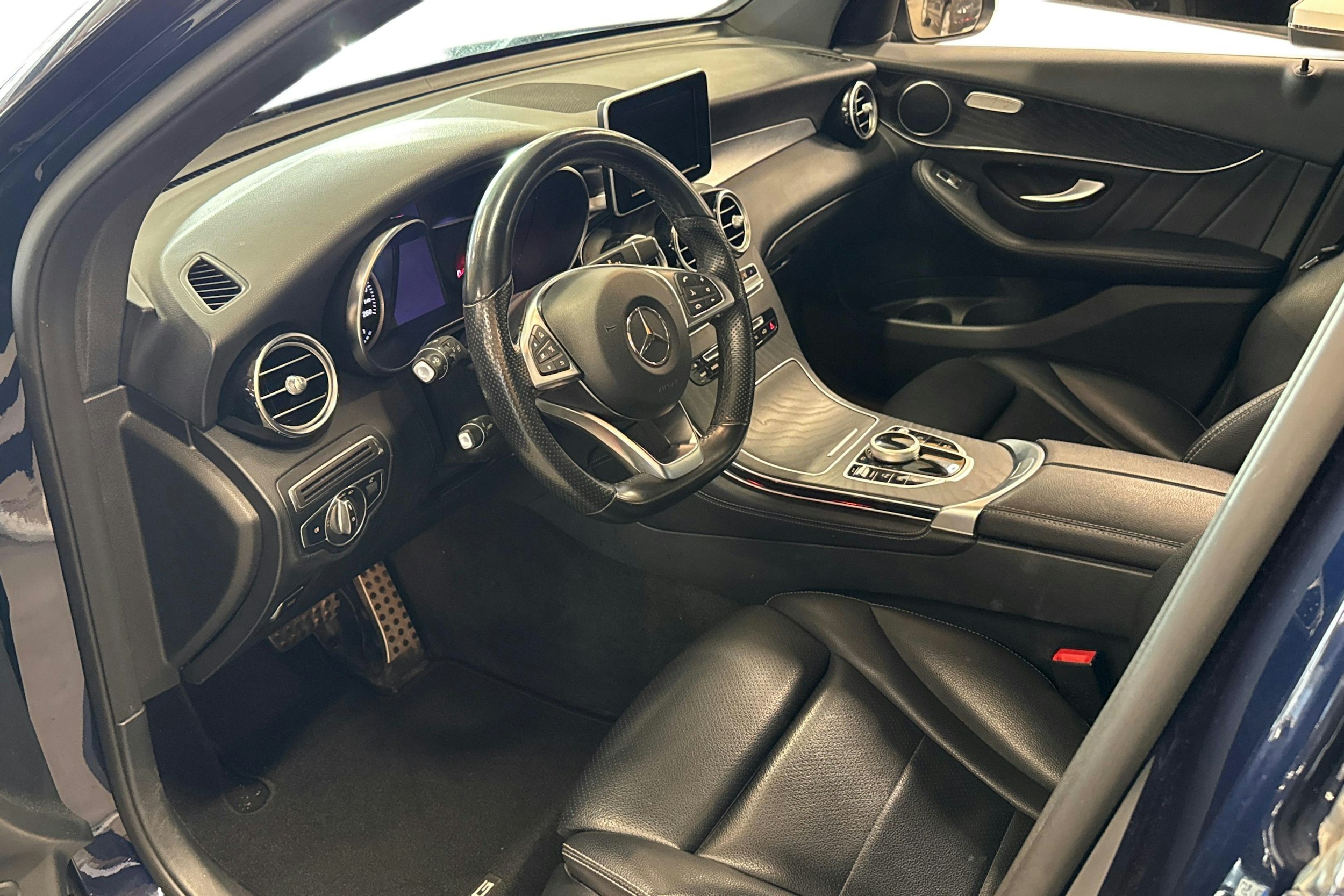 sininen Mercedes-Benz GLC 2018 kuva 3.
