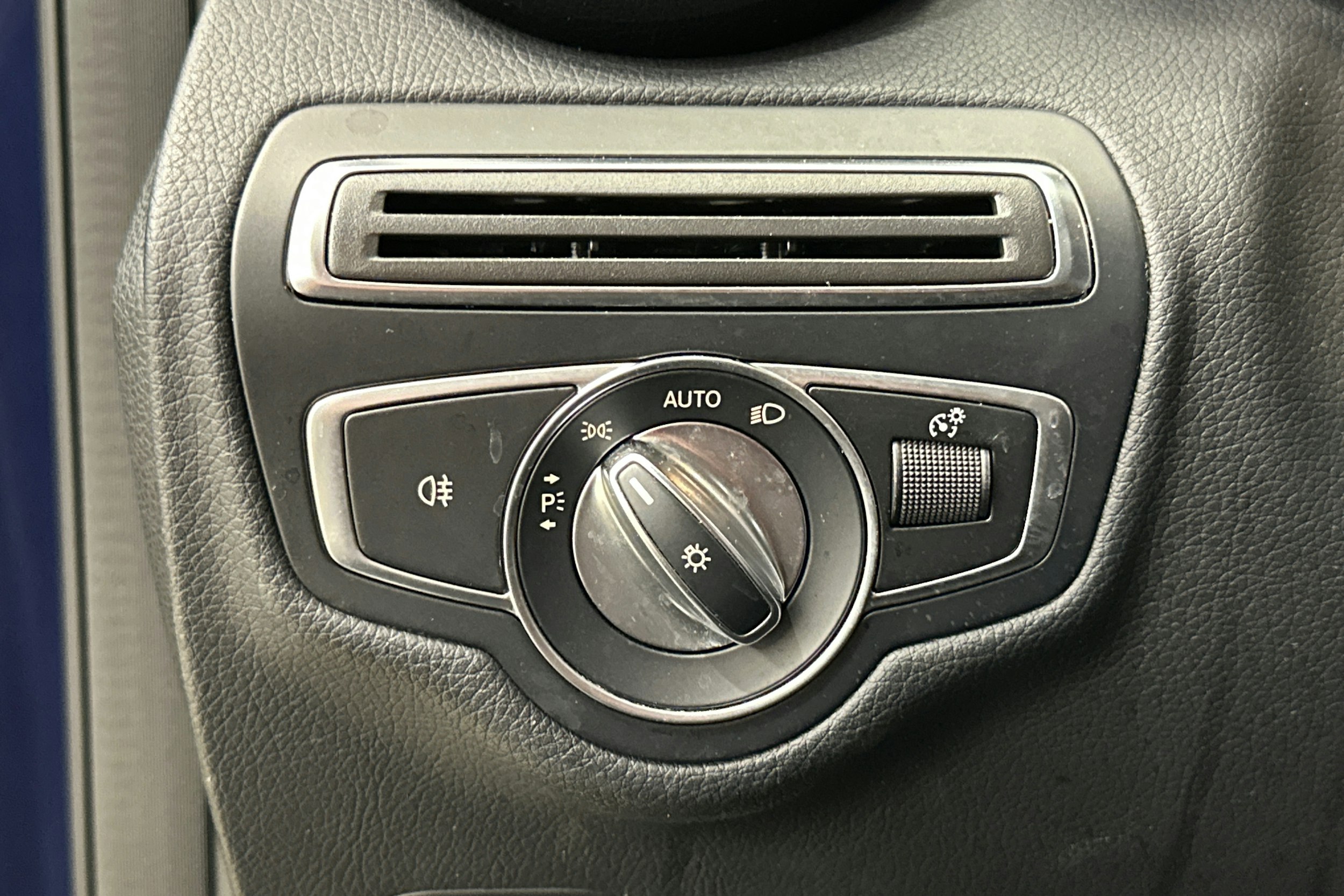 sininen Mercedes-Benz GLC 2018 kuva 15.