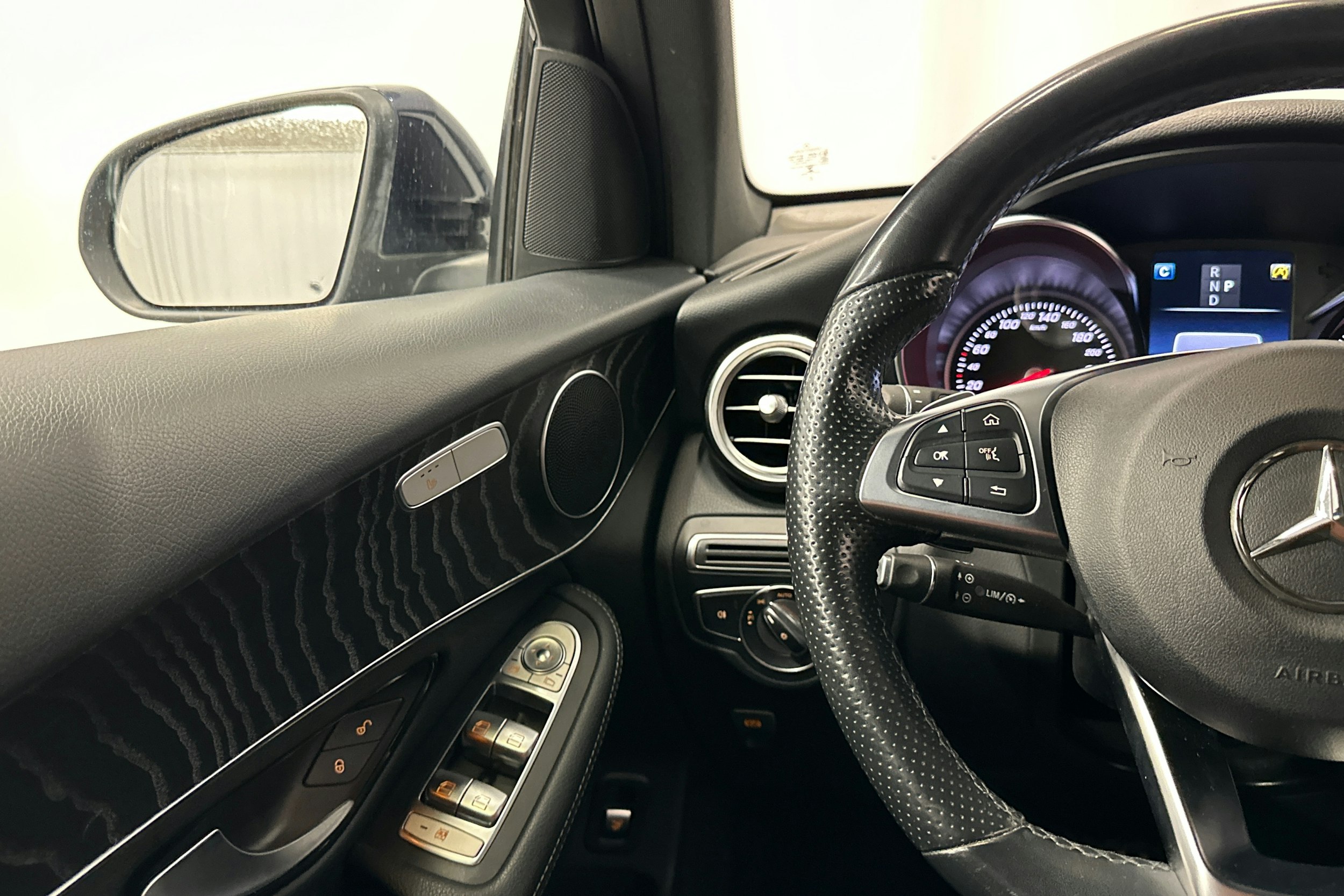 sininen Mercedes-Benz GLC 2018 kuva 17.