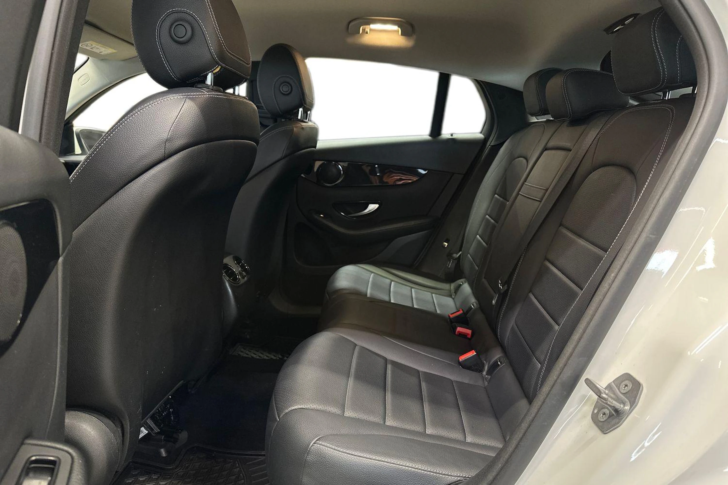 valkoinen Mercedes-Benz GLC 2018 kuva 11.