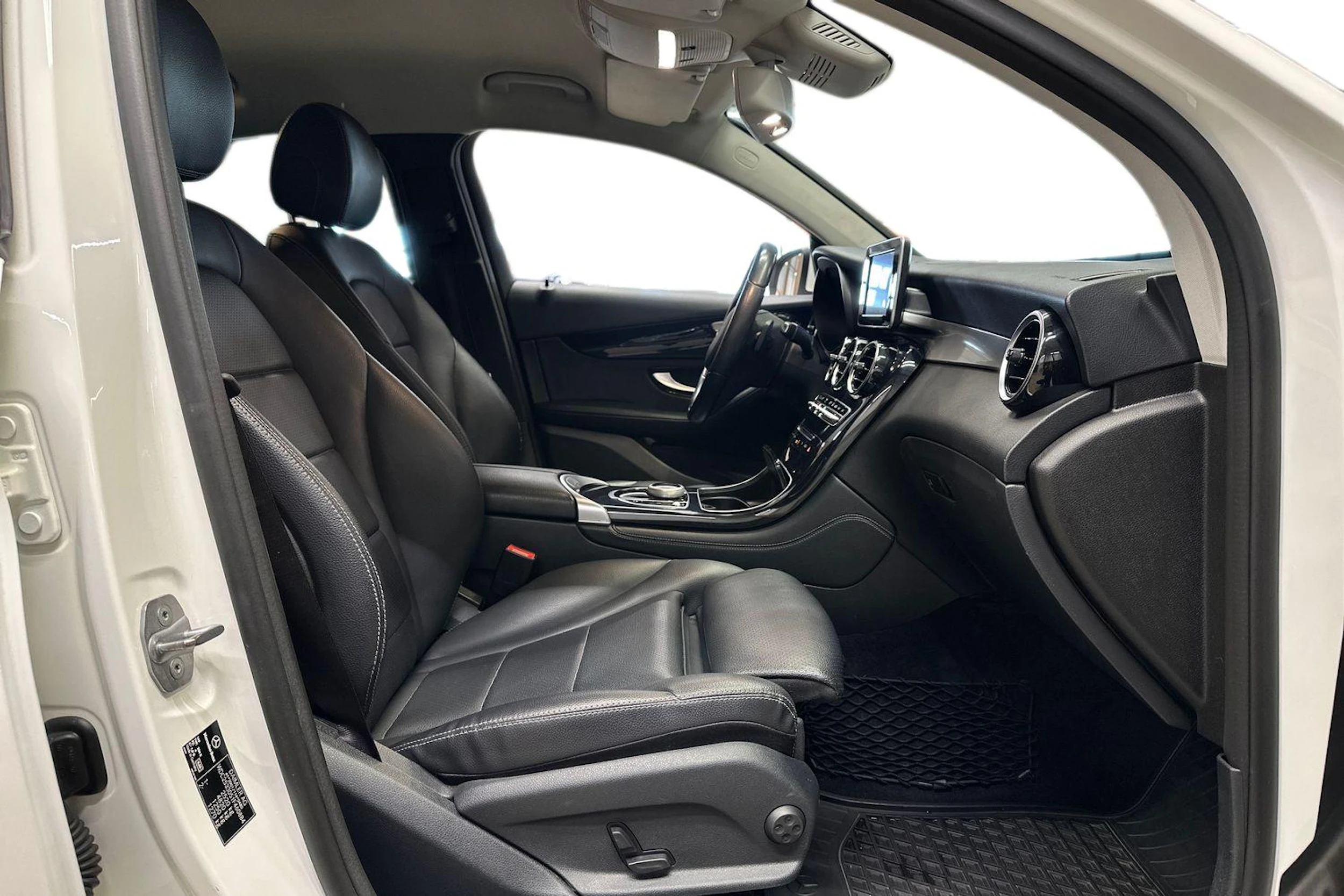 valkoinen Mercedes-Benz GLC 2018 kuva 12.