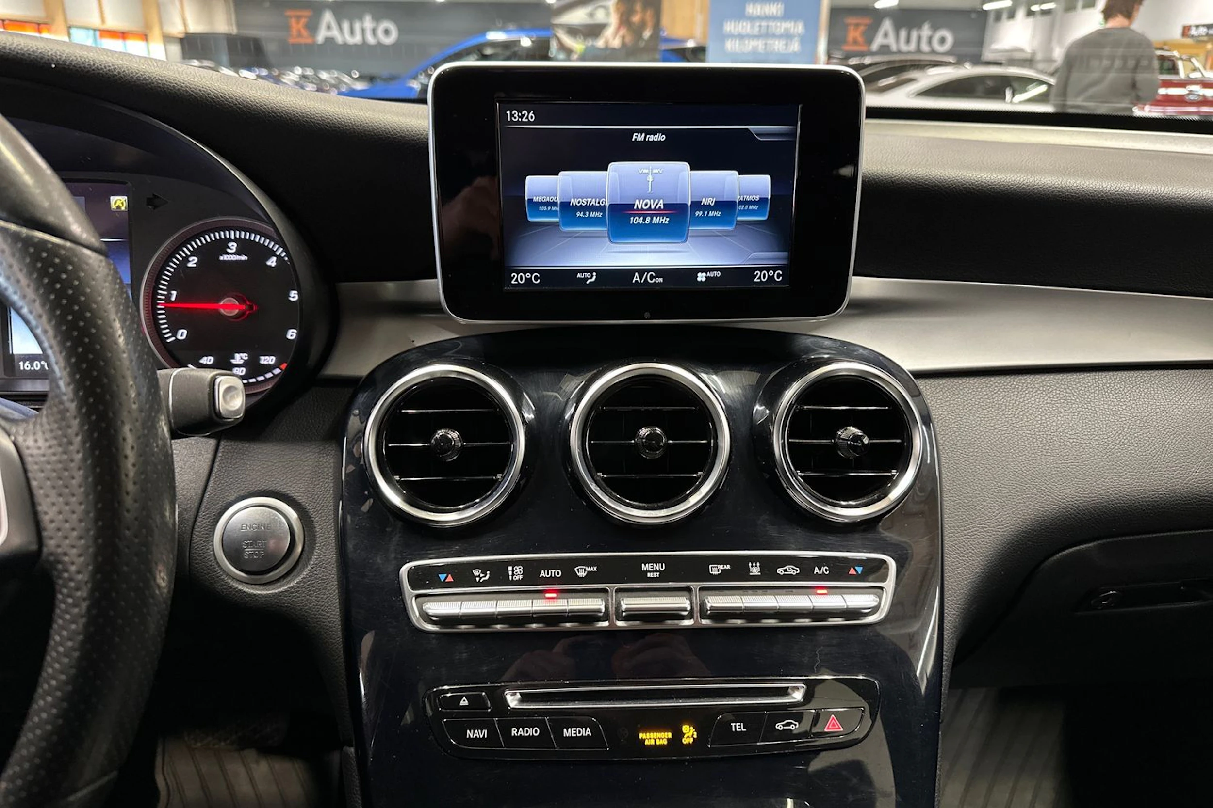 valkoinen Mercedes-Benz GLC 2018 kuva 17.
