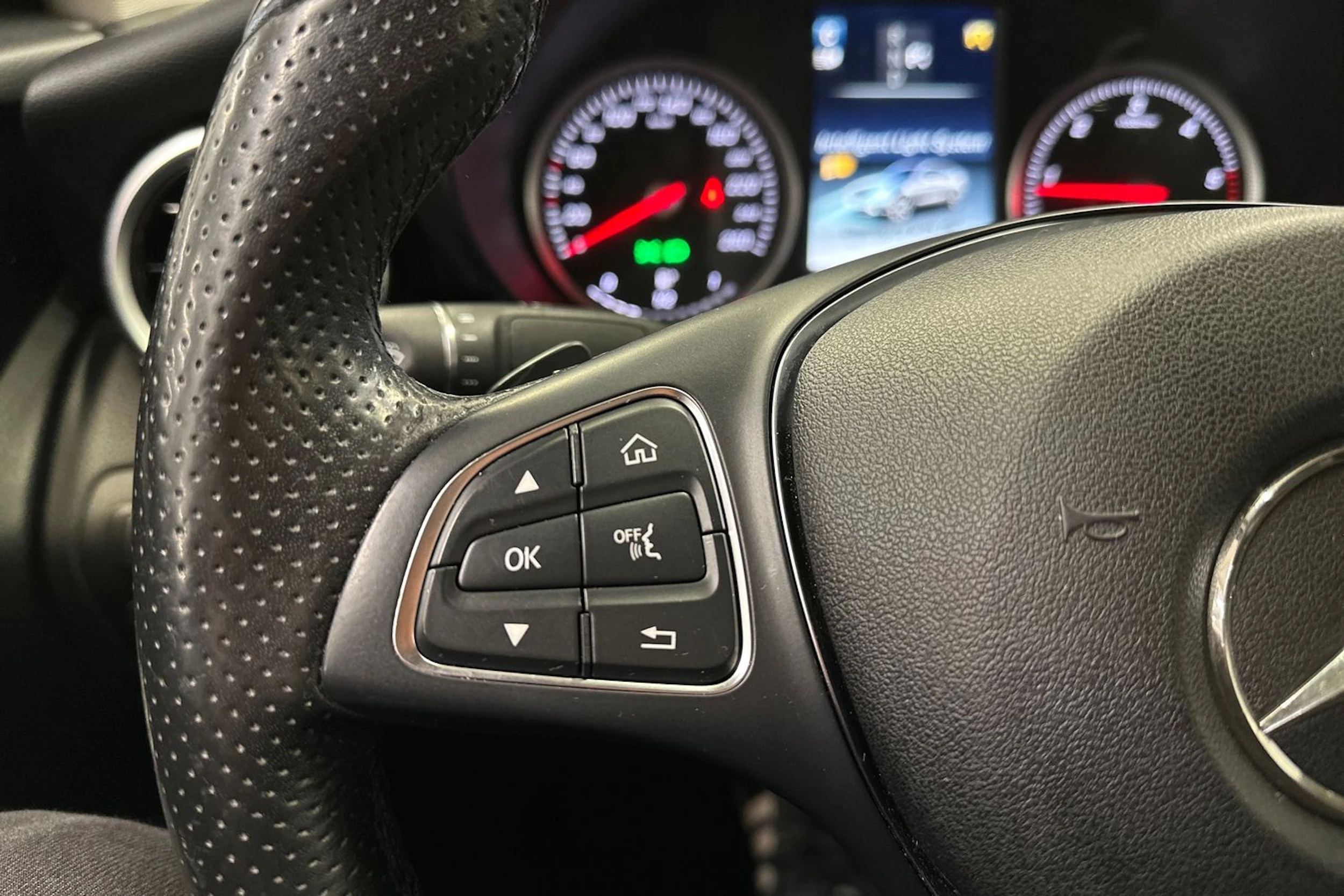 valkoinen Mercedes-Benz GLC 2018 kuva 21.