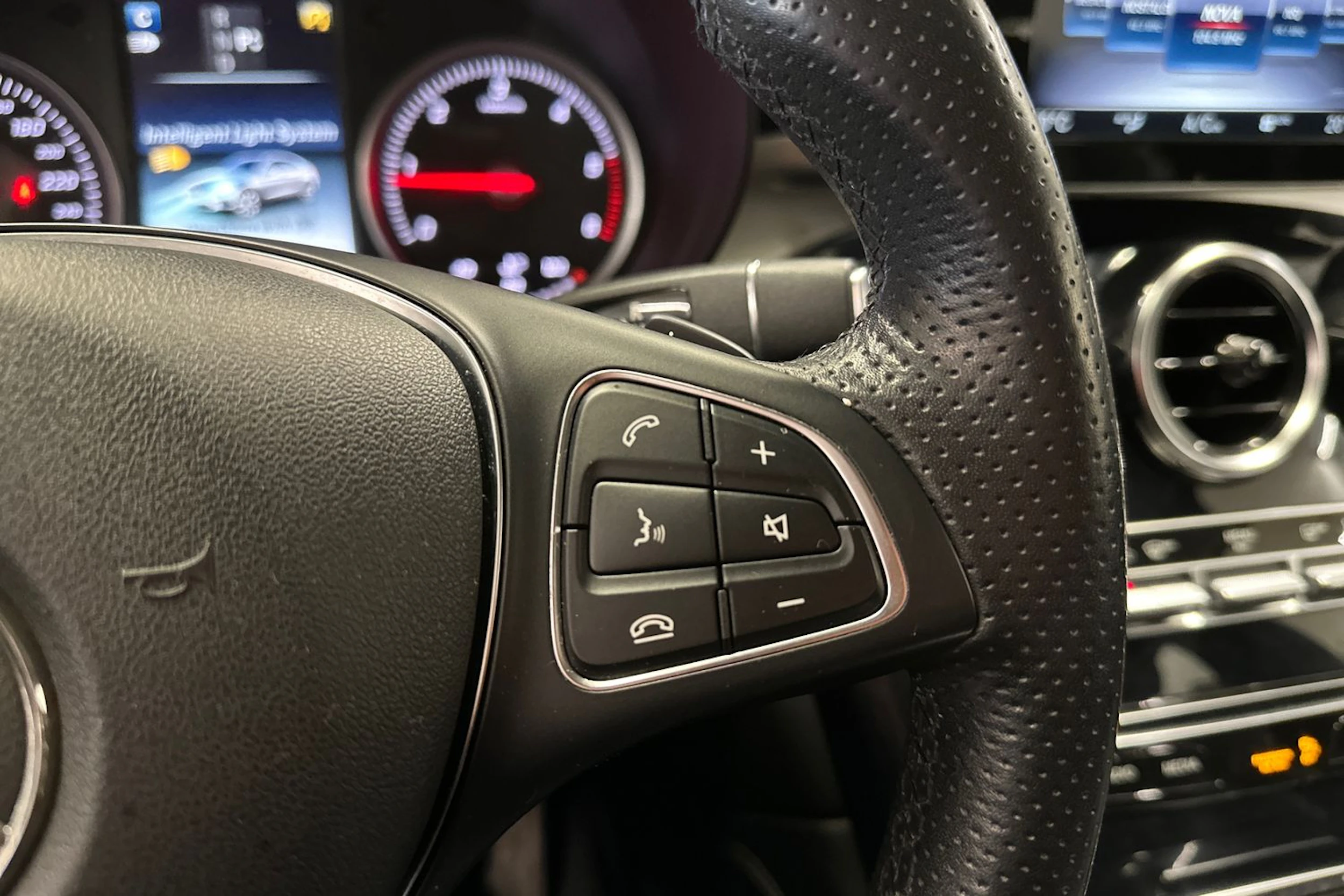 valkoinen Mercedes-Benz GLC 2018 kuva 22.