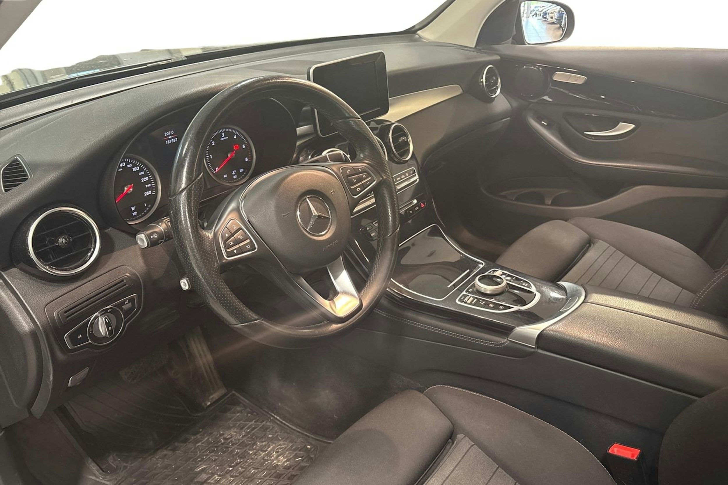 harmaa Mercedes-Benz GLC 2018 kuva 3.