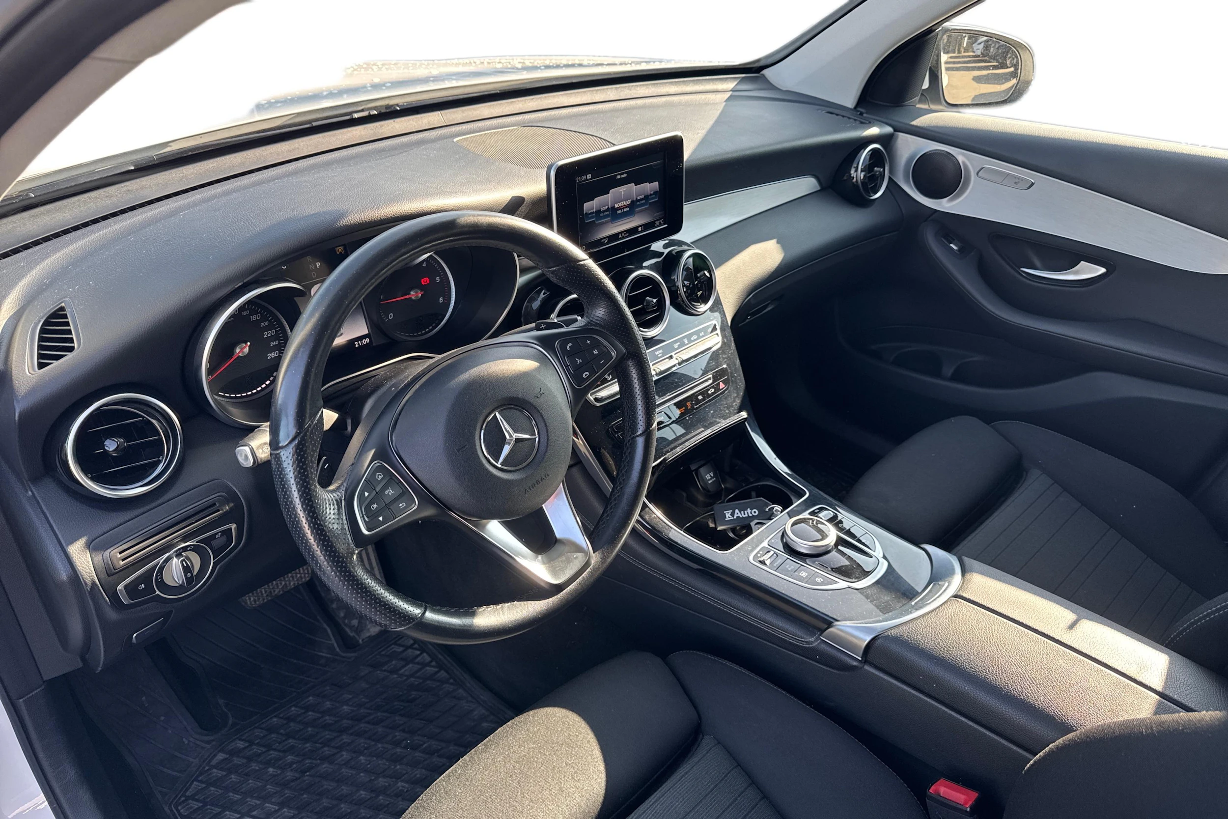 Valkoinen Mercedes-Benz GLC 2019 kuva 3.