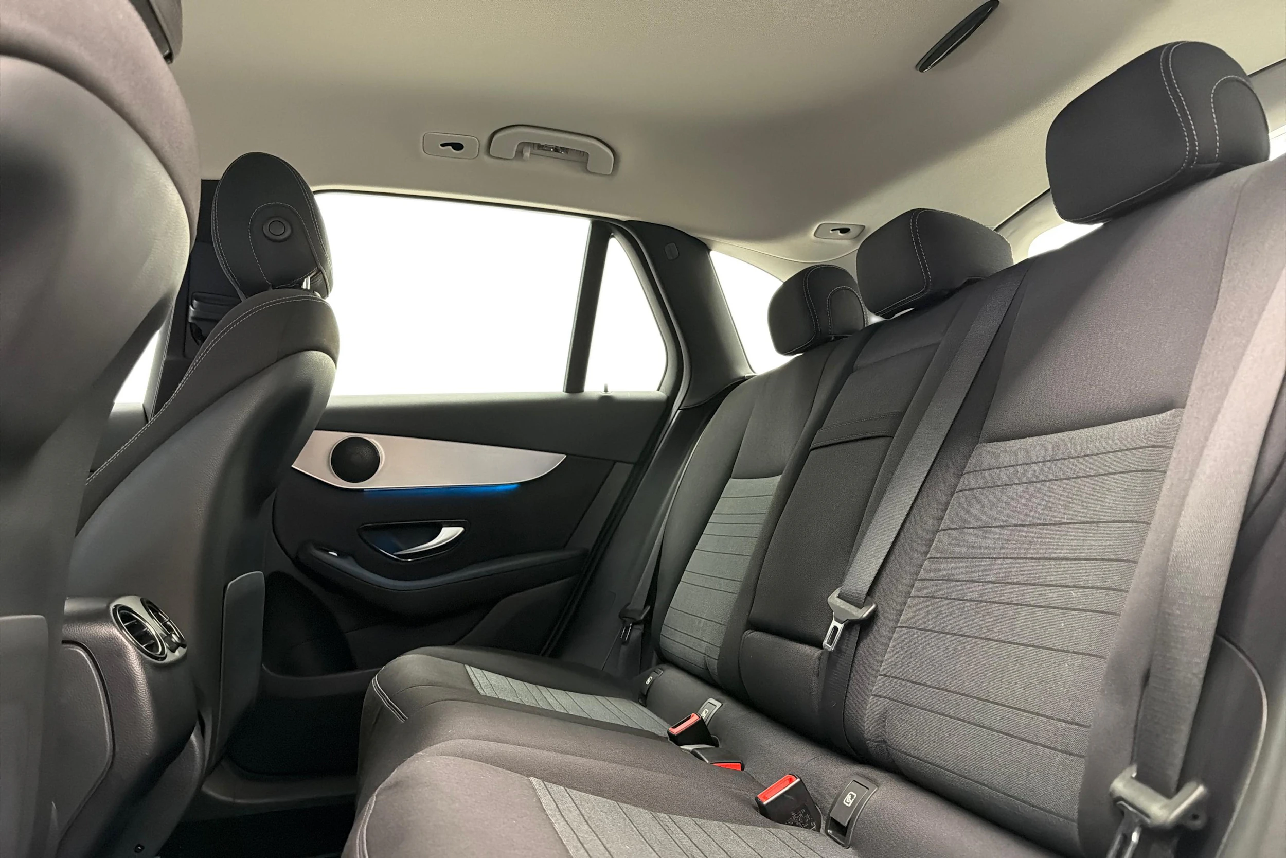 Valkoinen Mercedes-Benz GLC 2019 kuva 8.