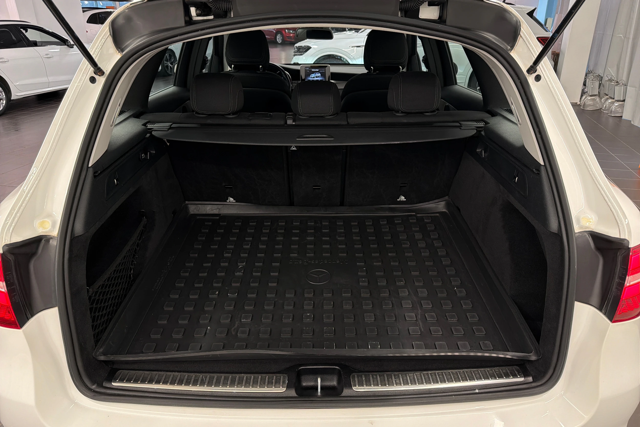 Valkoinen Mercedes-Benz GLC 2019 kuva 11.