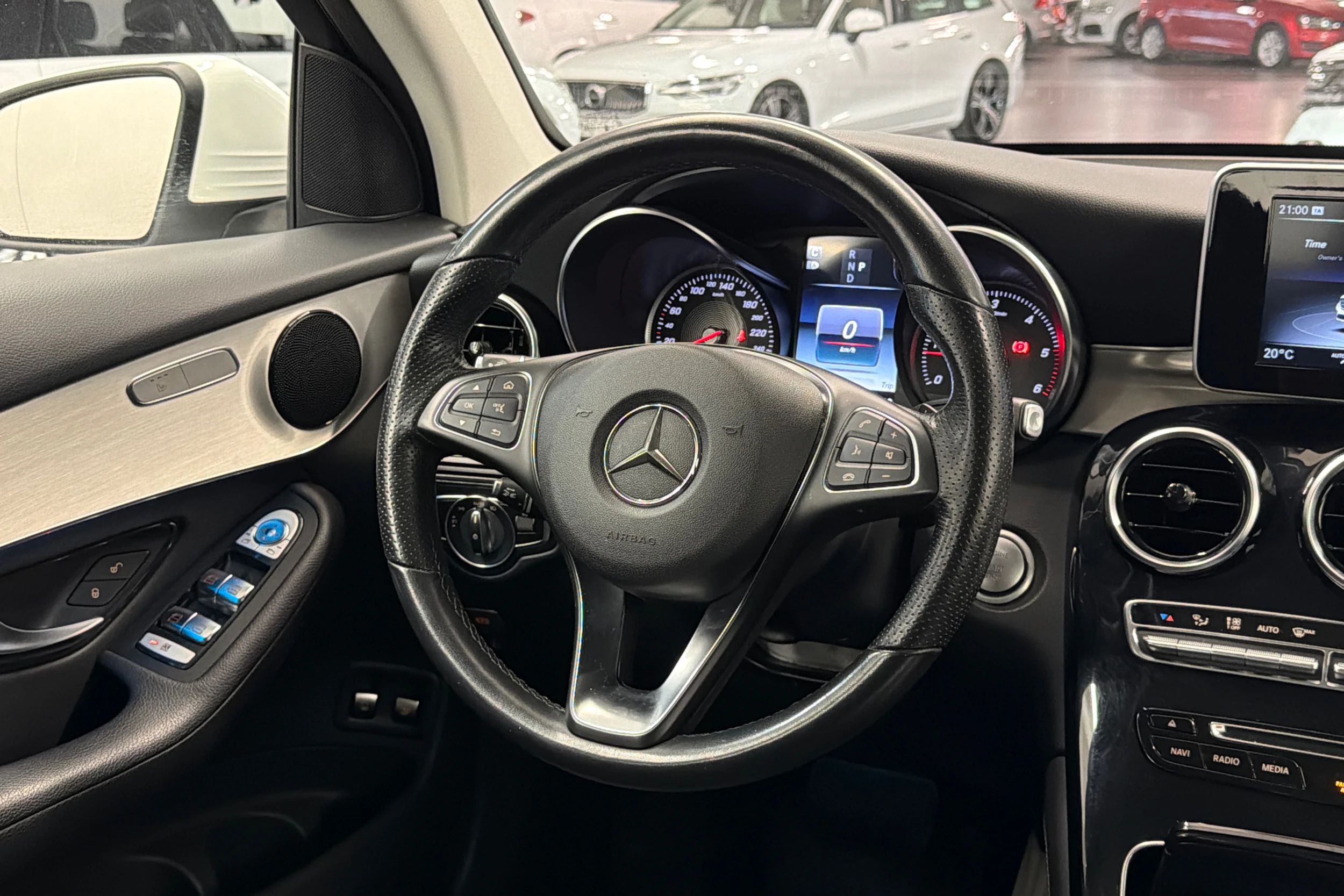 Valkoinen Mercedes-Benz GLC 2019 kuva 13.