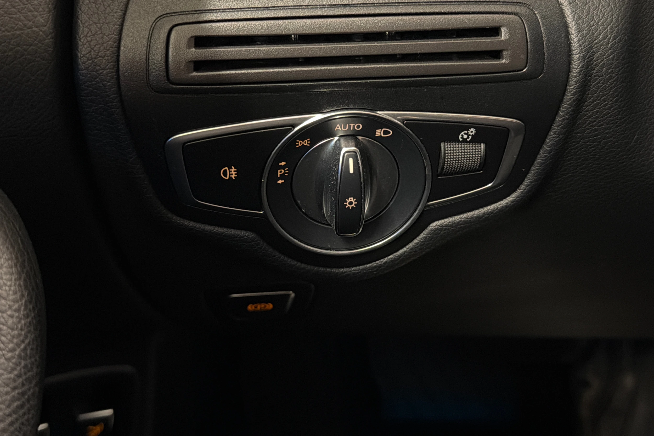 Valkoinen Mercedes-Benz GLC 2019 kuva 17.