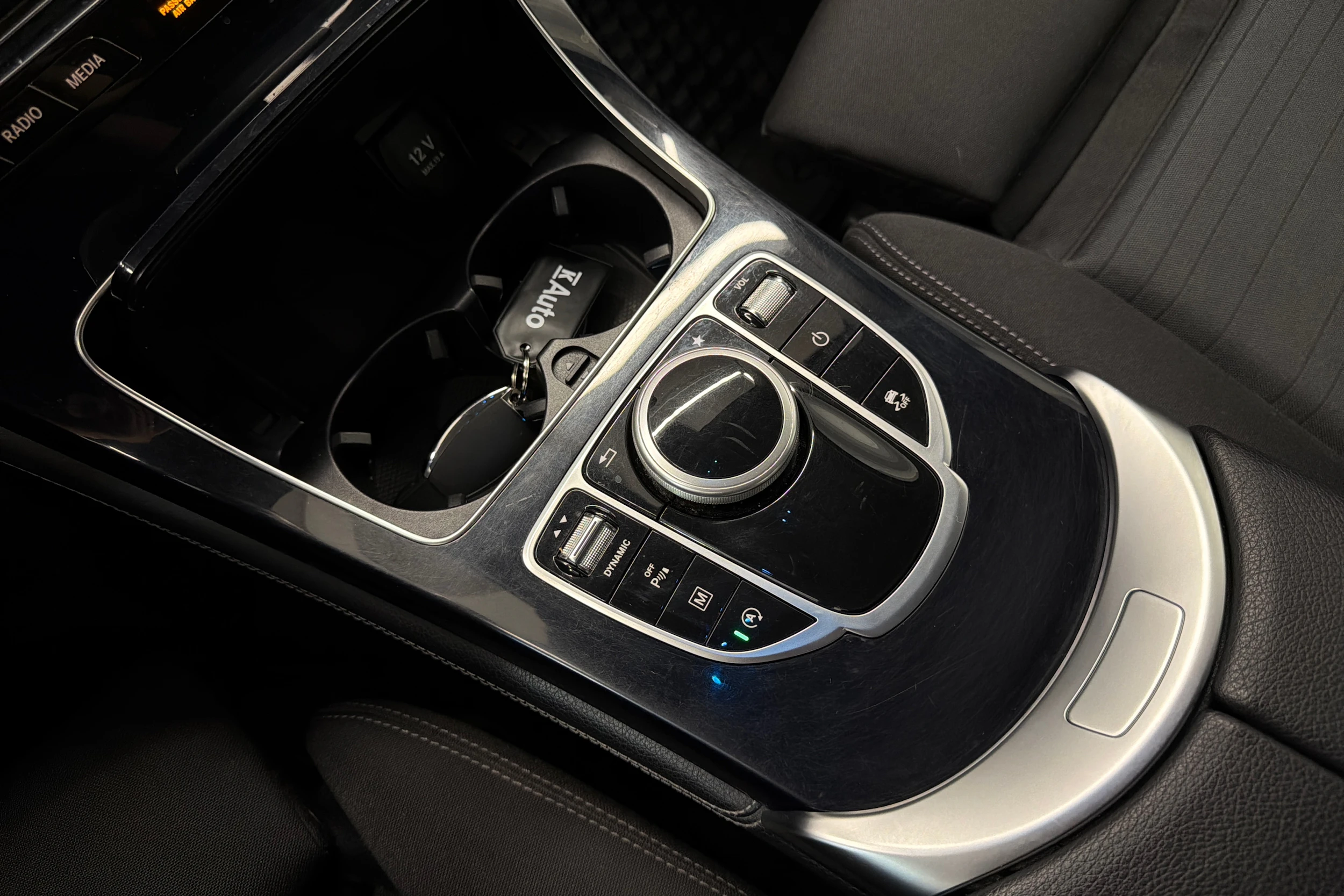Valkoinen Mercedes-Benz GLC 2019 kuva 20.