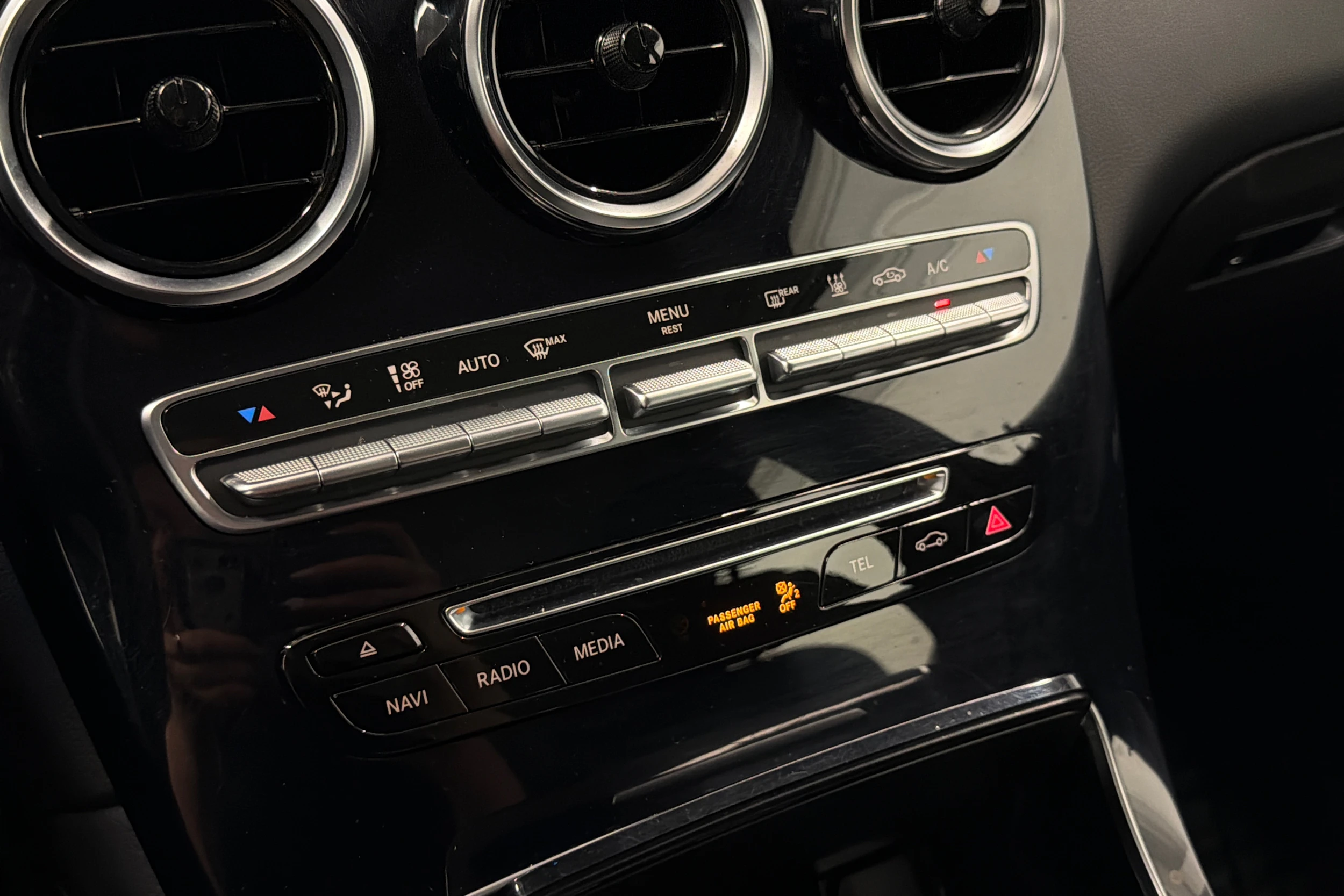 Valkoinen Mercedes-Benz GLC 2019 kuva 21.