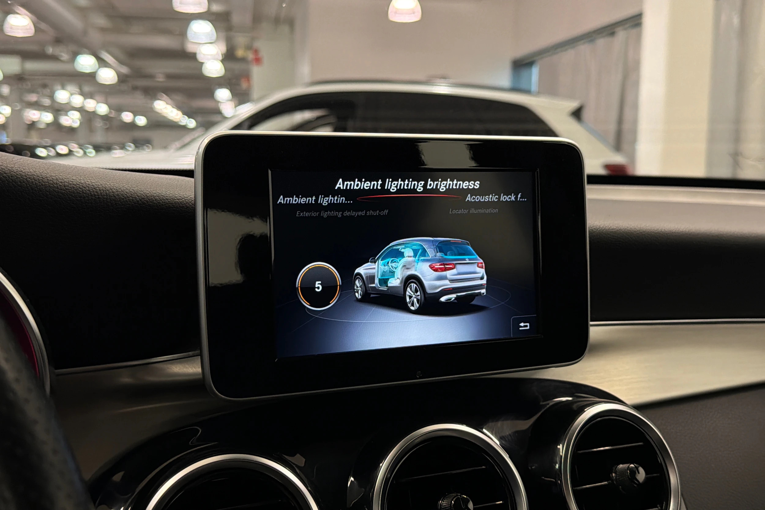 Valkoinen Mercedes-Benz GLC 2019 kuva 23.