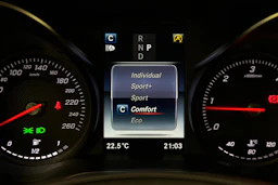 Valkoinen Mercedes-Benz GLC 2019 kuva 24.