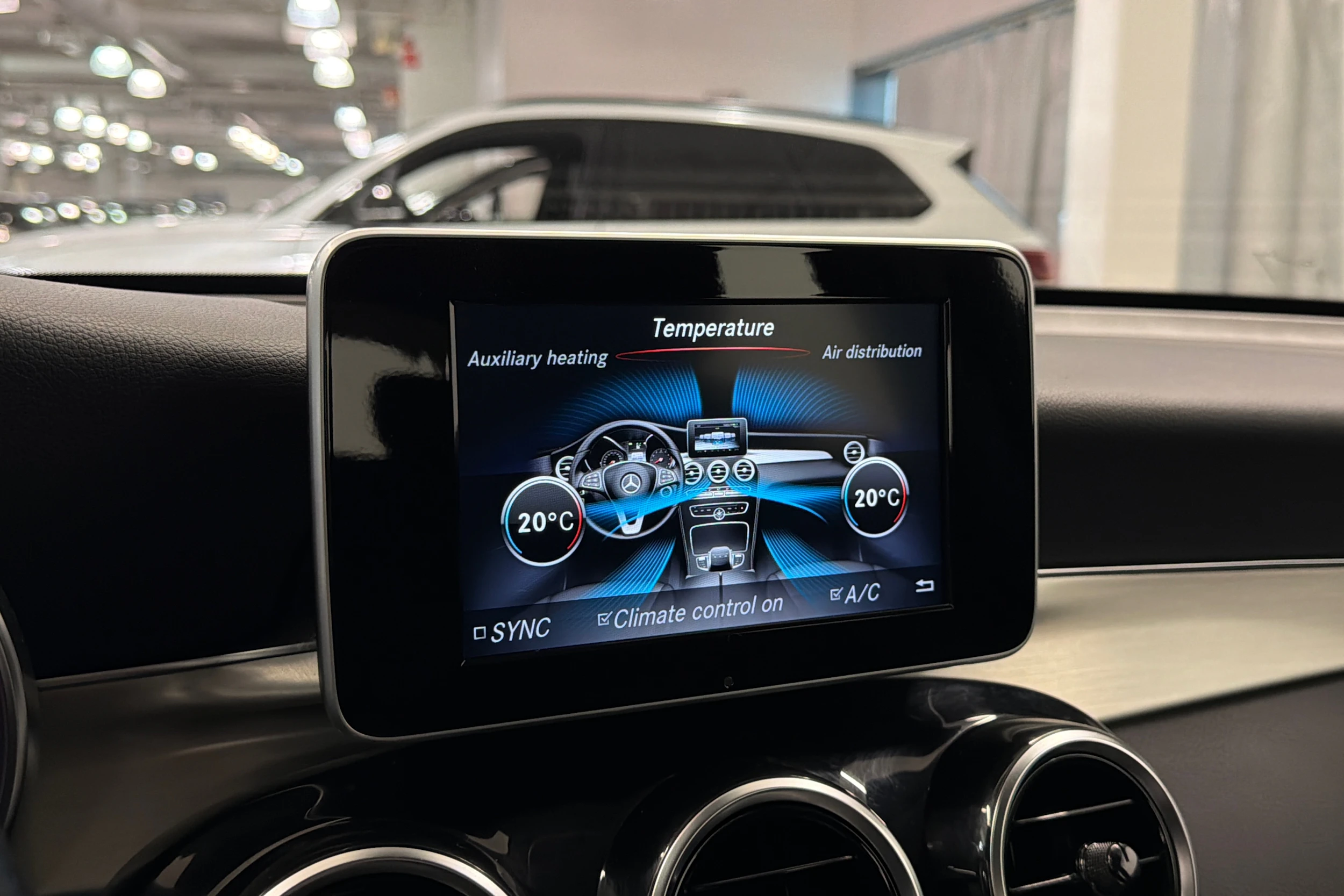 Valkoinen Mercedes-Benz GLC 2019 kuva 28.