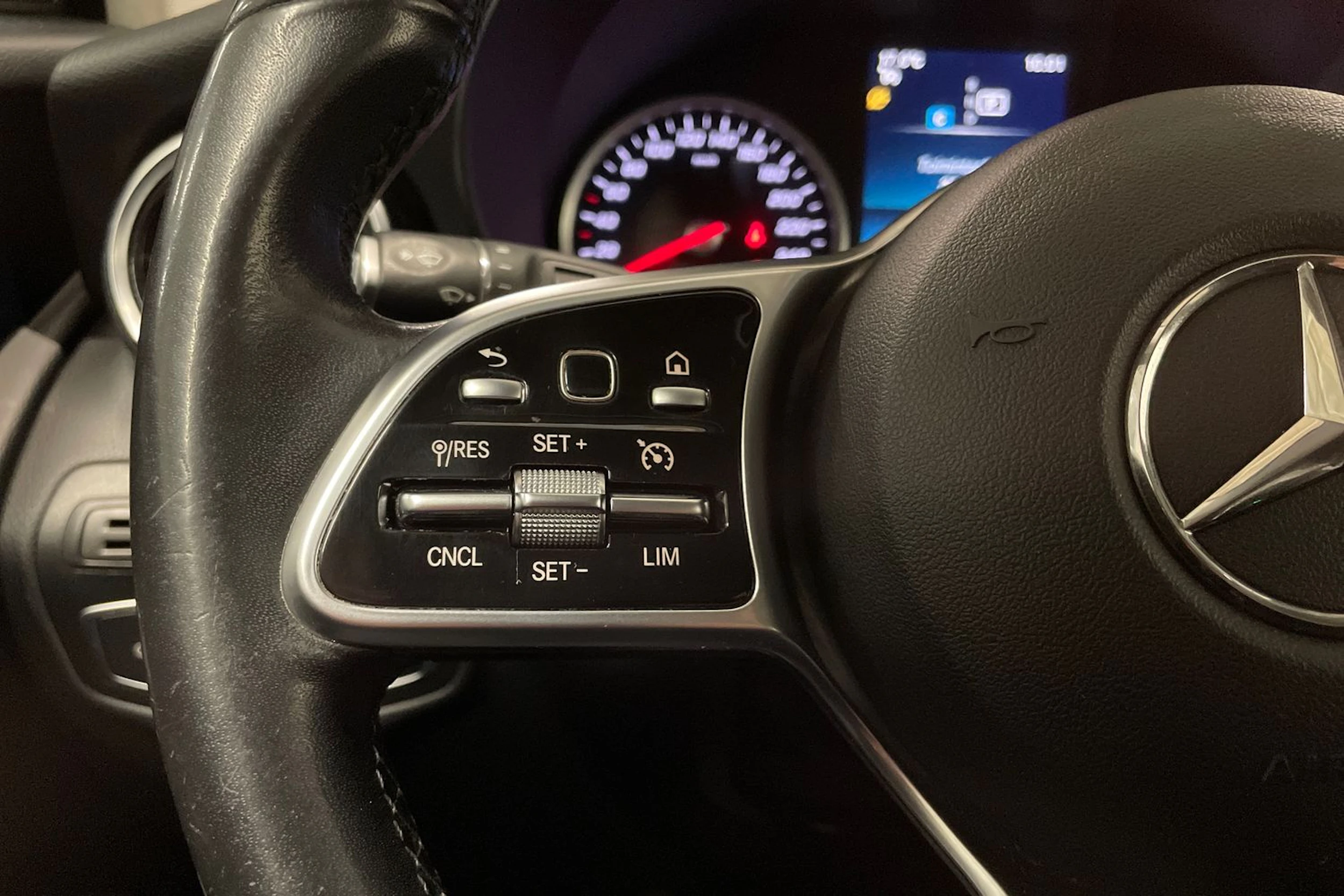 harmaa Mercedes-Benz GLC 2020 kuva 23.