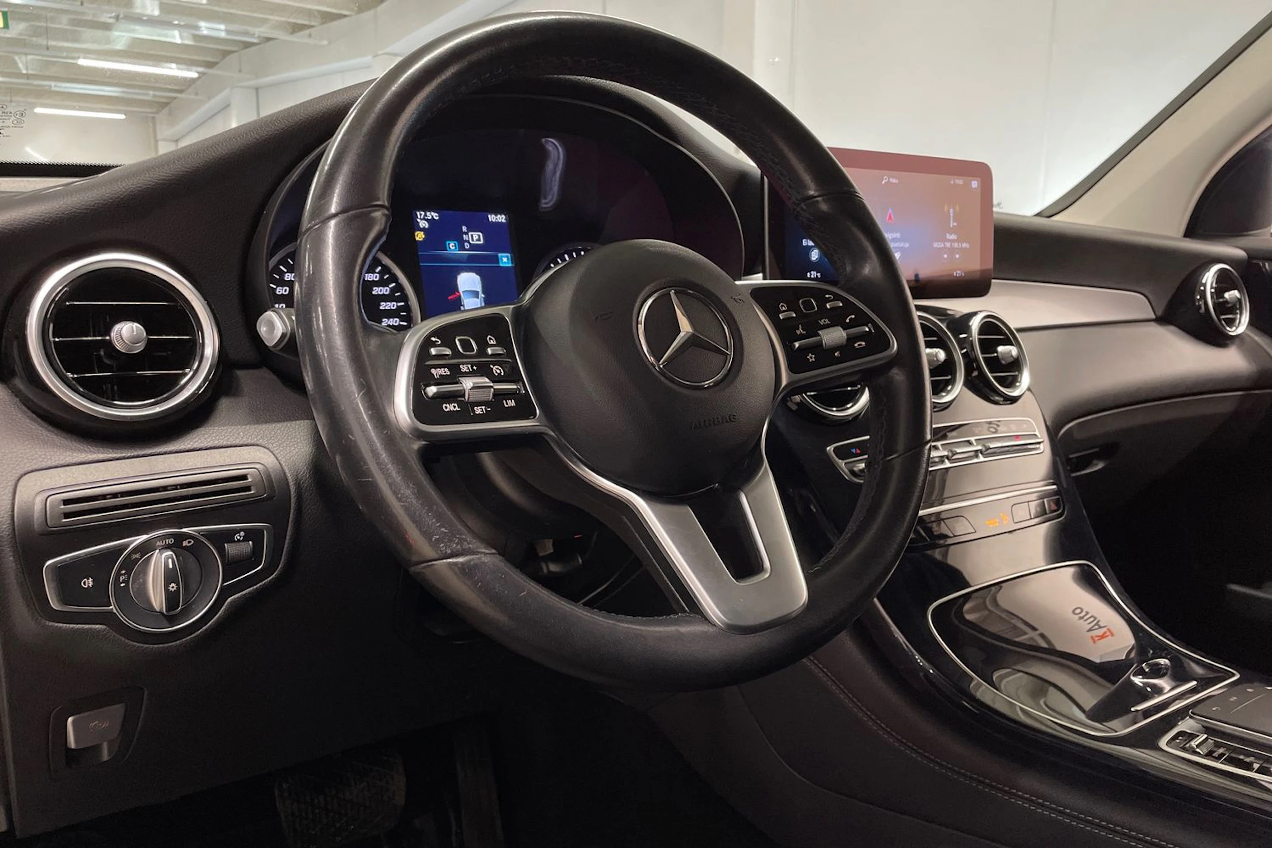 harmaa Mercedes-Benz GLC 2020 kuva 28.