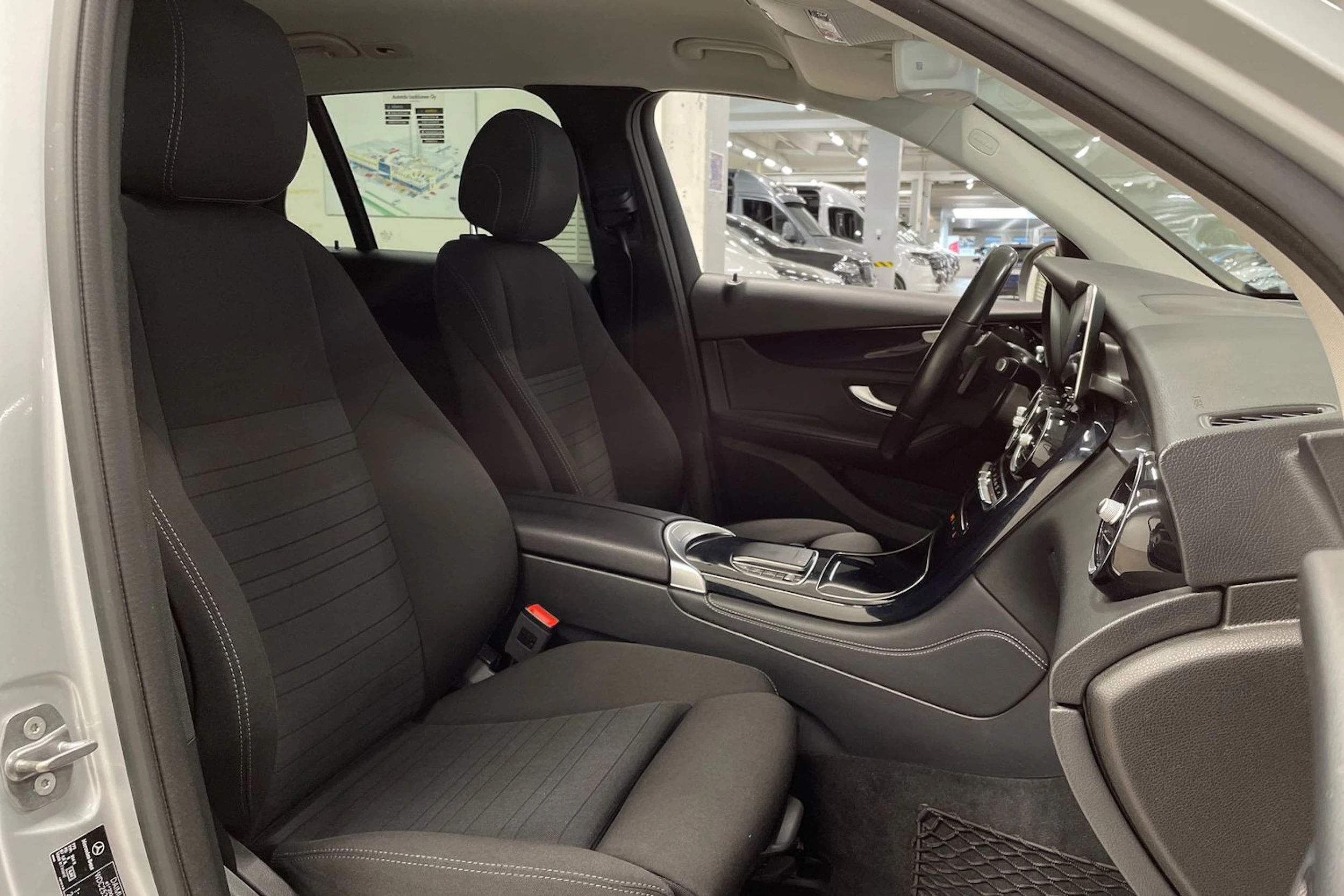 harmaa Mercedes-Benz GLC 2020 kuva 29.