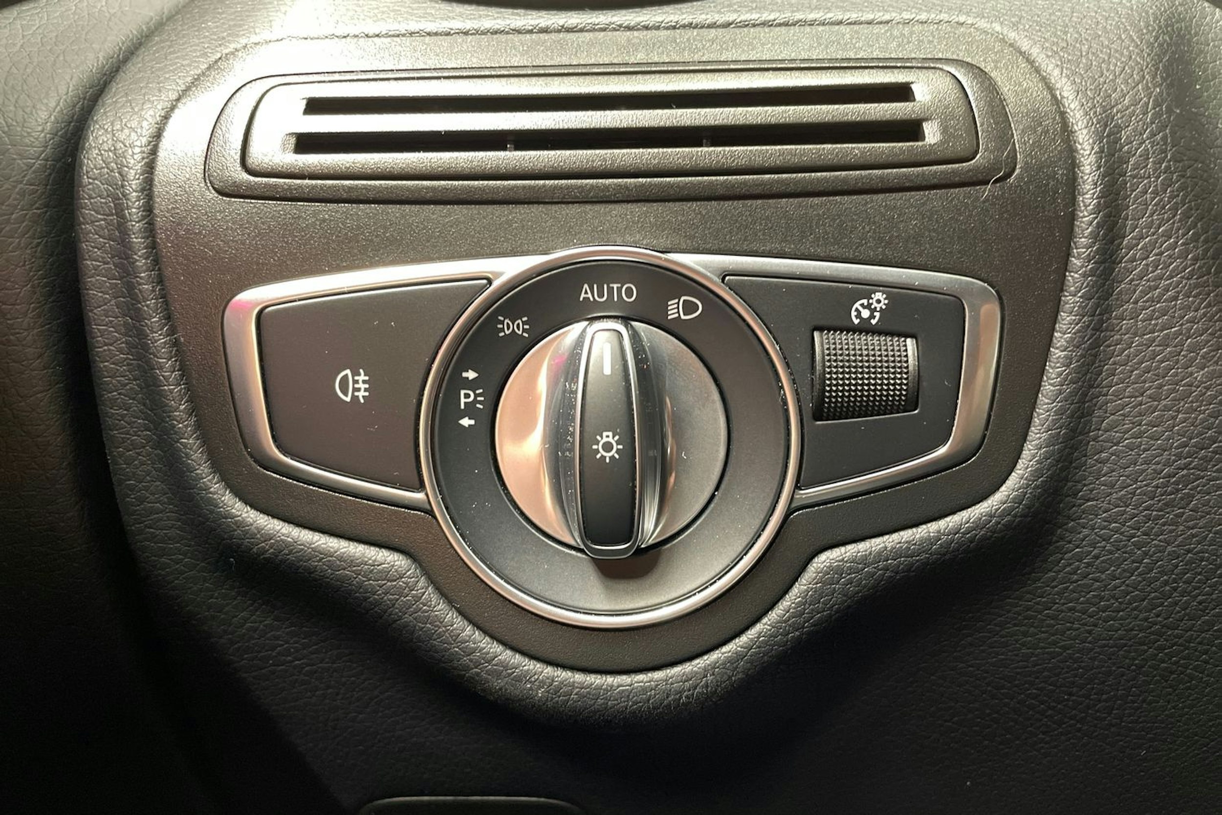 valkoinen Mercedes-Benz GLC 2020 kuva 27.