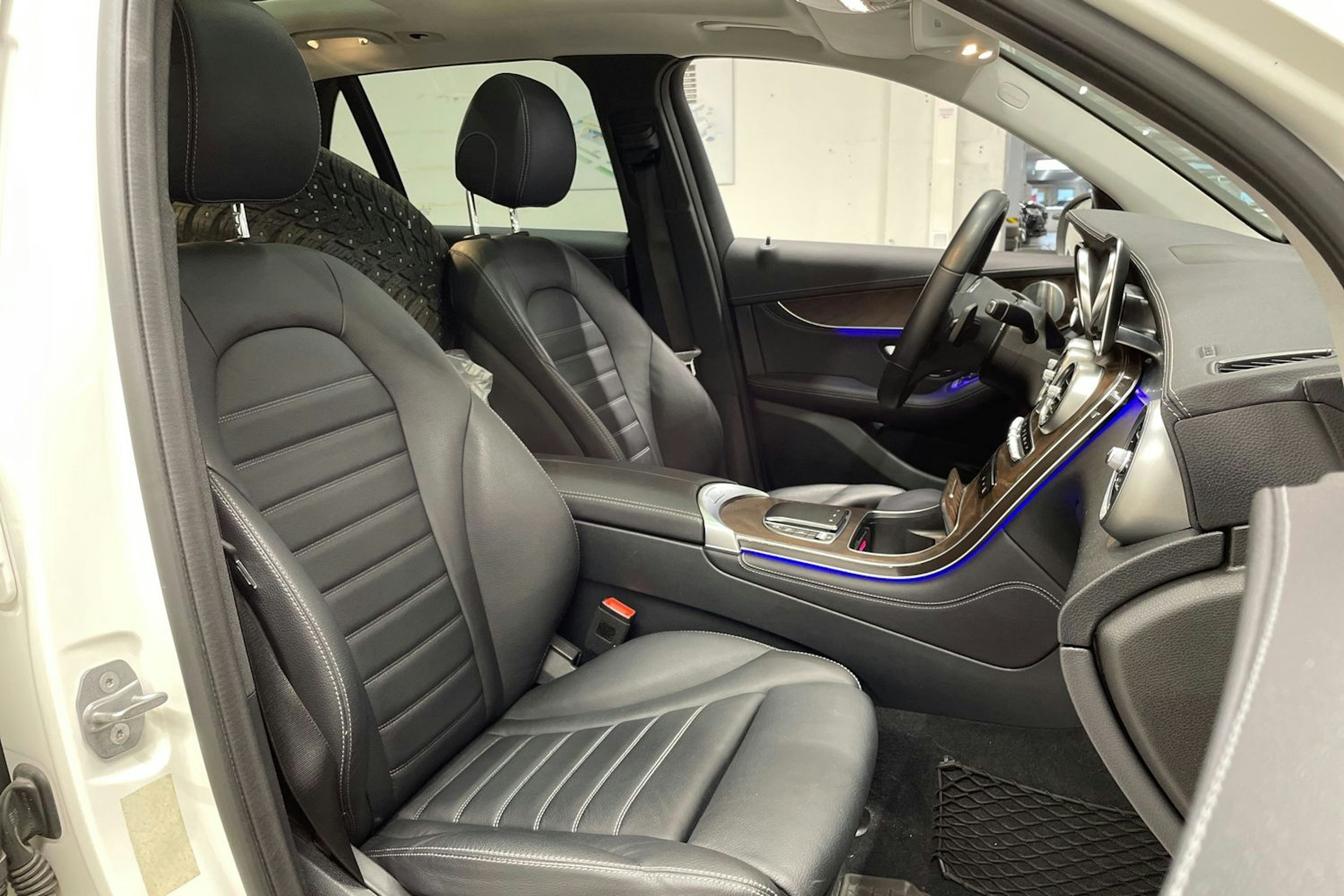 valkoinen Mercedes-Benz GLC 2020 kuva 33.