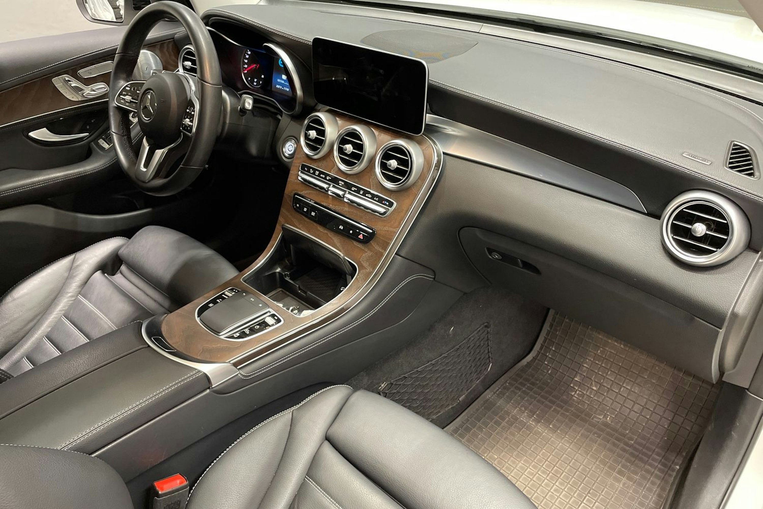 valkoinen Mercedes-Benz GLC 2020 kuva 34.