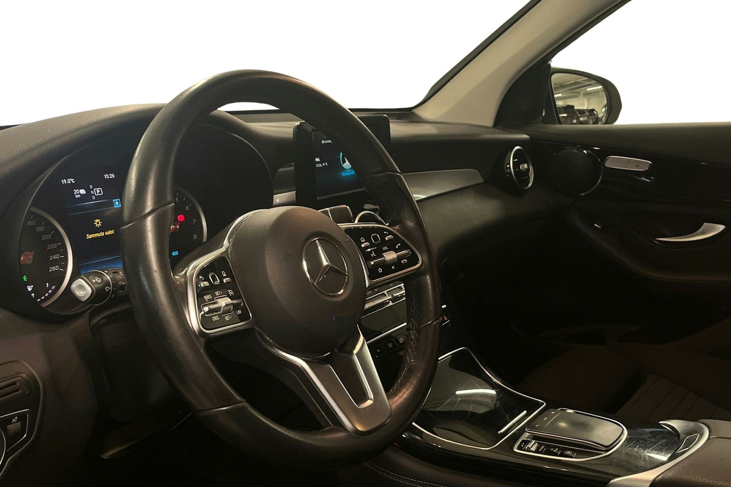 Valkoinen Mercedes-Benz GLC 2020 kuva 7.