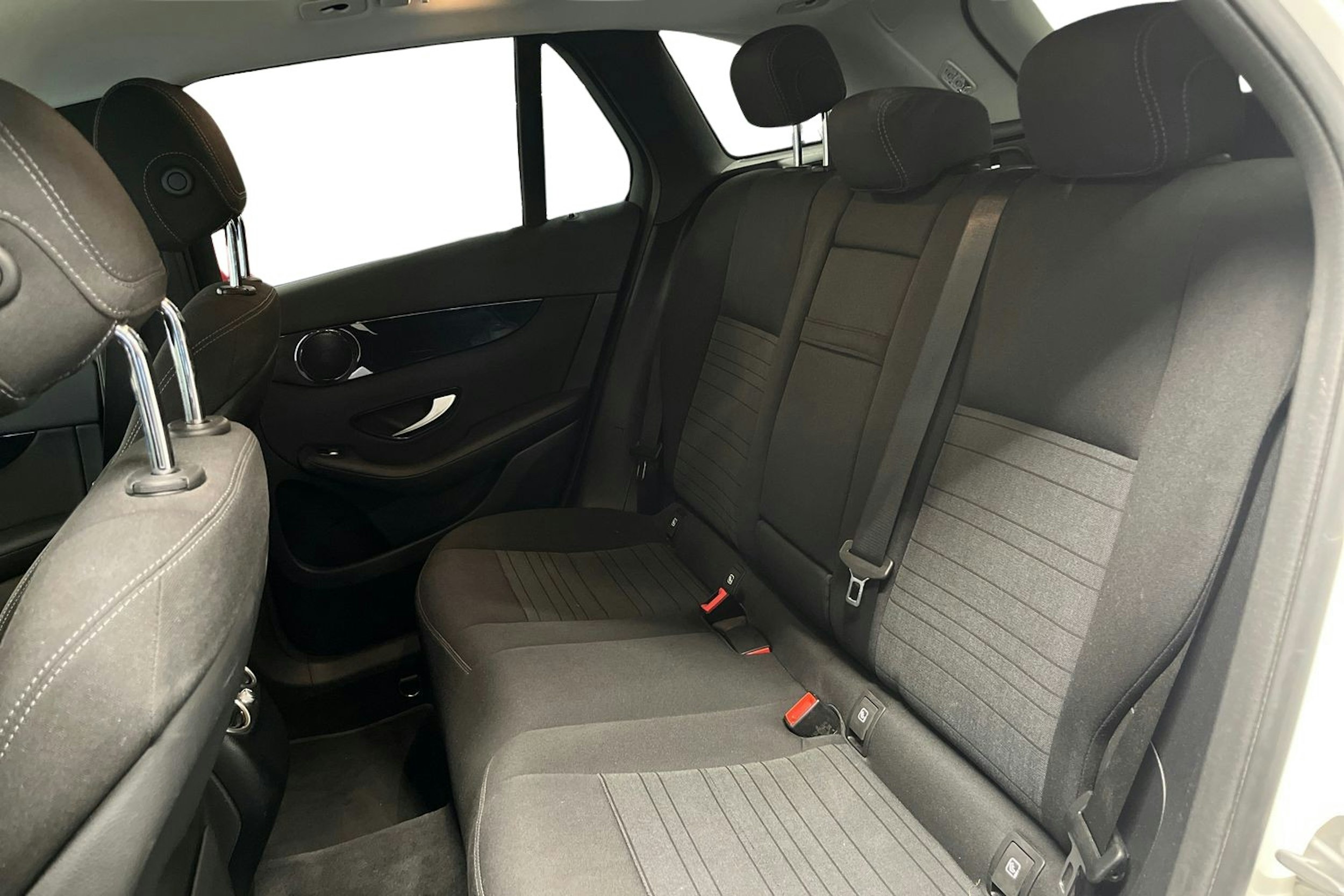Valkoinen Mercedes-Benz GLC 2020 kuva 10.