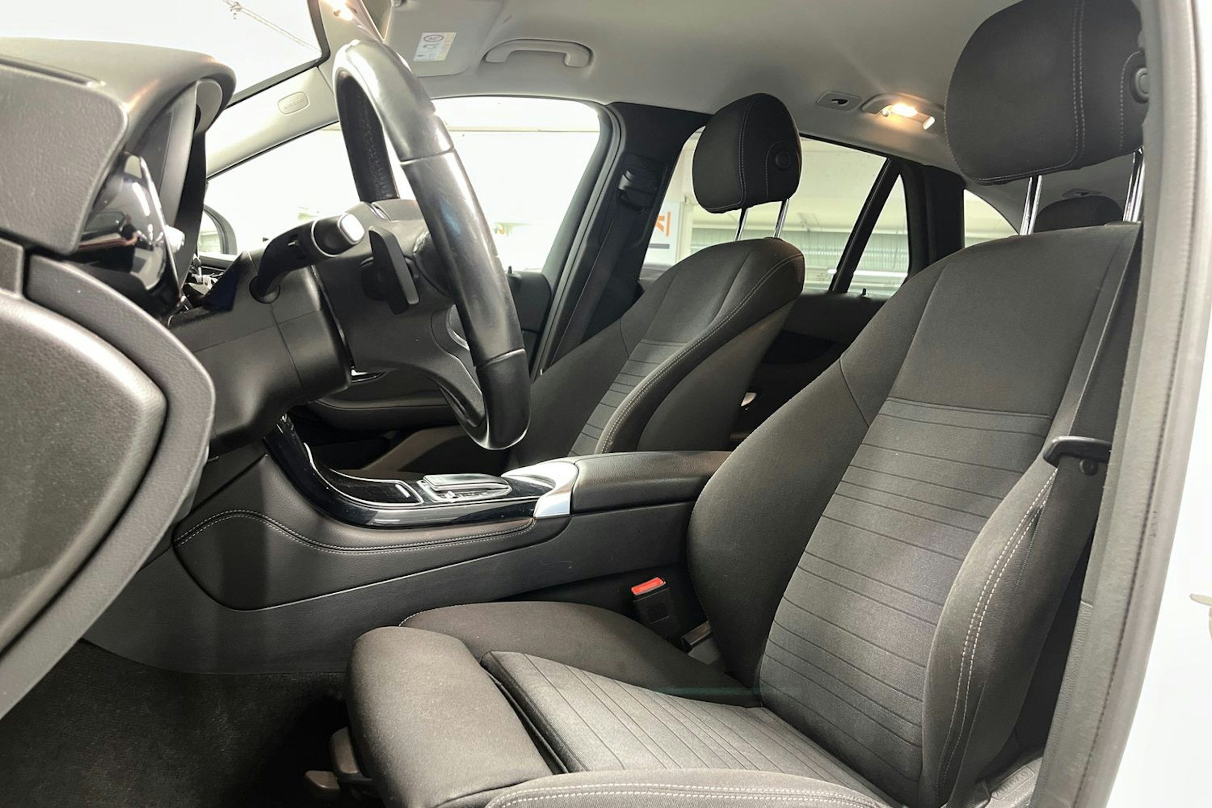 Valkoinen Mercedes-Benz GLC 2020 kuva 14.