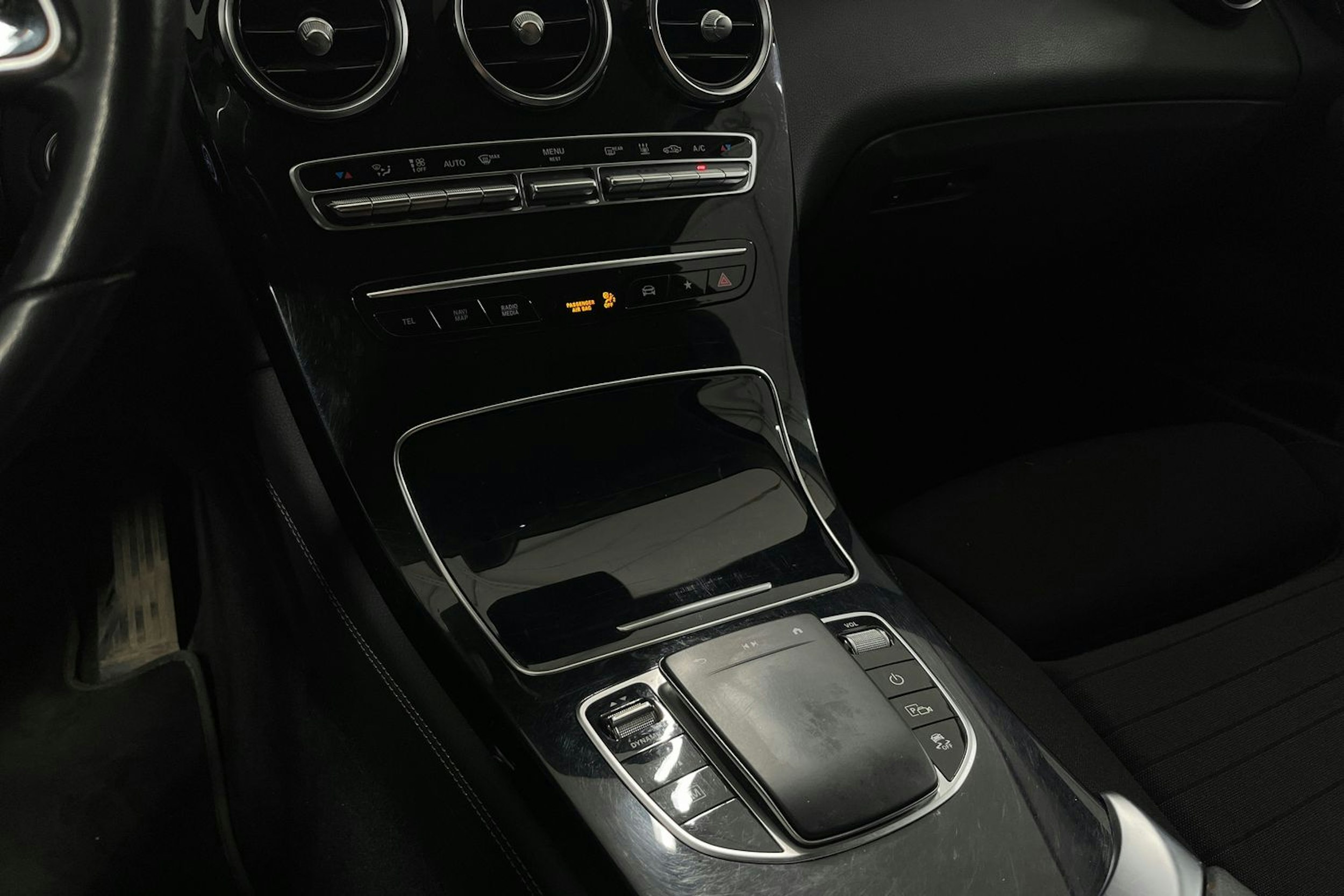 Valkoinen Mercedes-Benz GLC 2020 kuva 23.