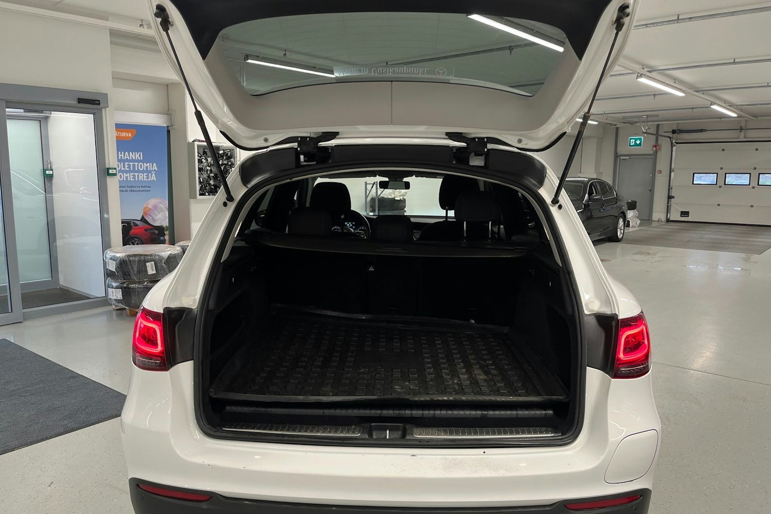 Valkoinen Mercedes-Benz GLC 2020 kuva 24.