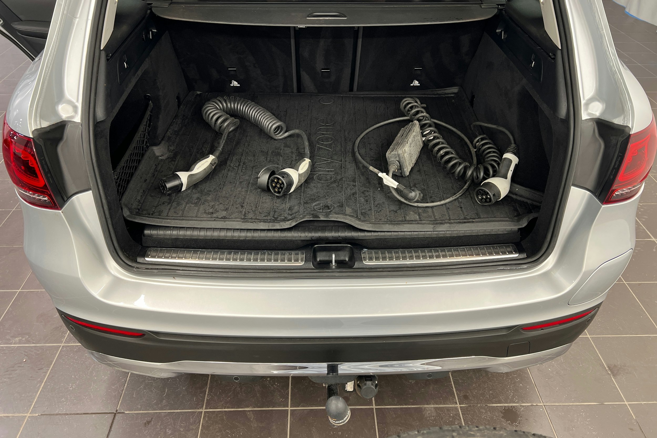 harmaa Mercedes-Benz GLC 2020 kuva 16.