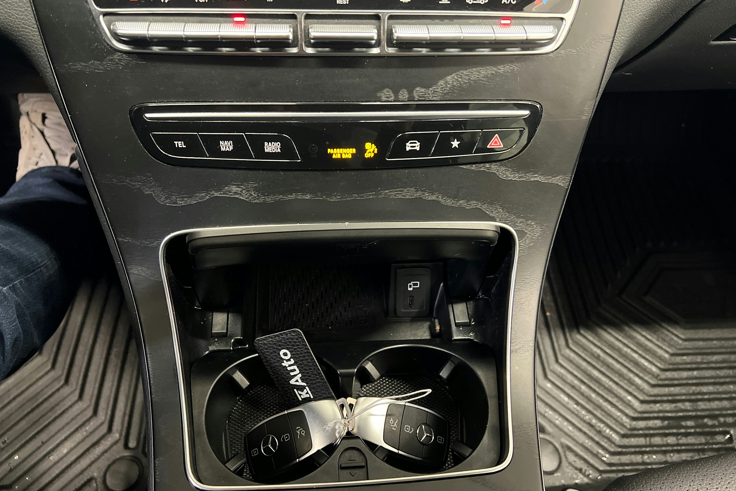 harmaa Mercedes-Benz GLC 2020 kuva 21.