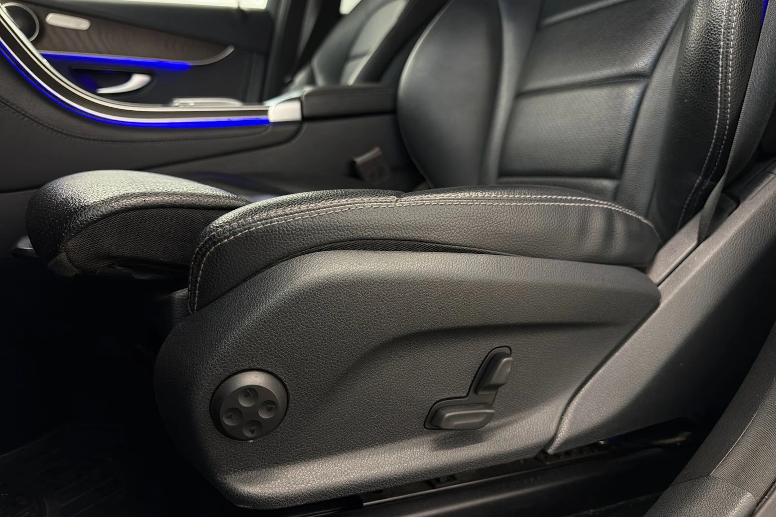 harmaa Mercedes-Benz GLC 2020 kuva 17.