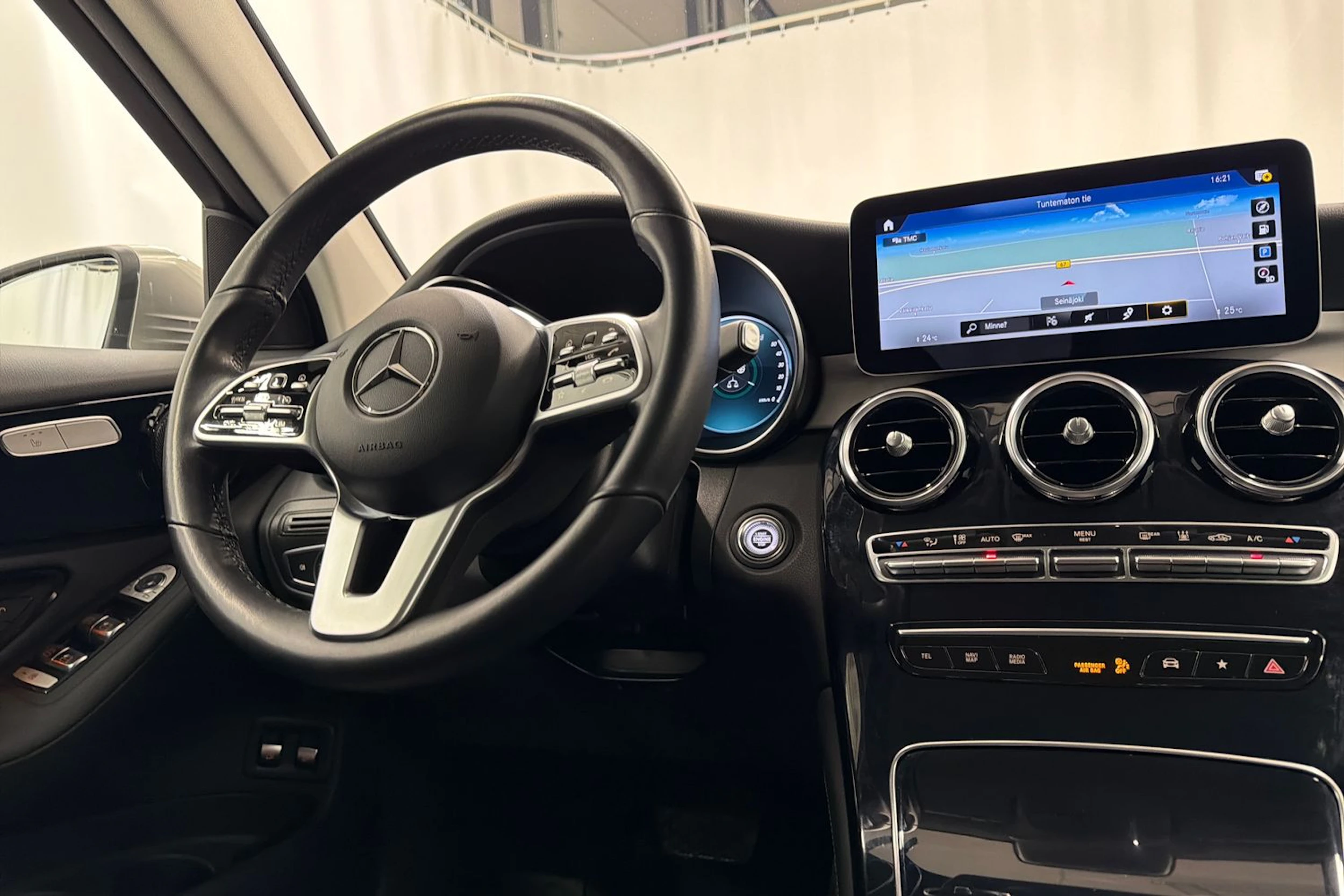 harmaa Mercedes-Benz GLC 2020 kuva 11.
