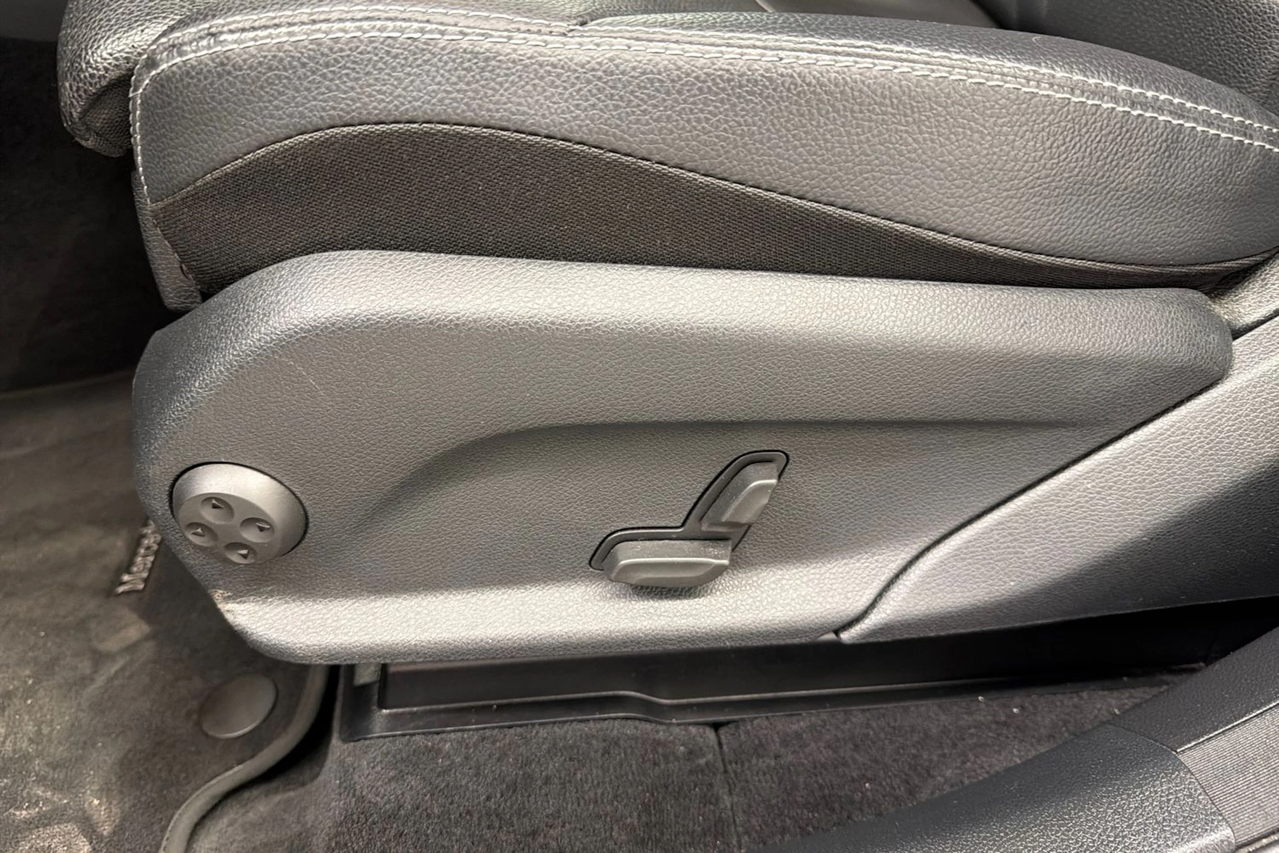 harmaa Mercedes-Benz GLC 2020 kuva 14.