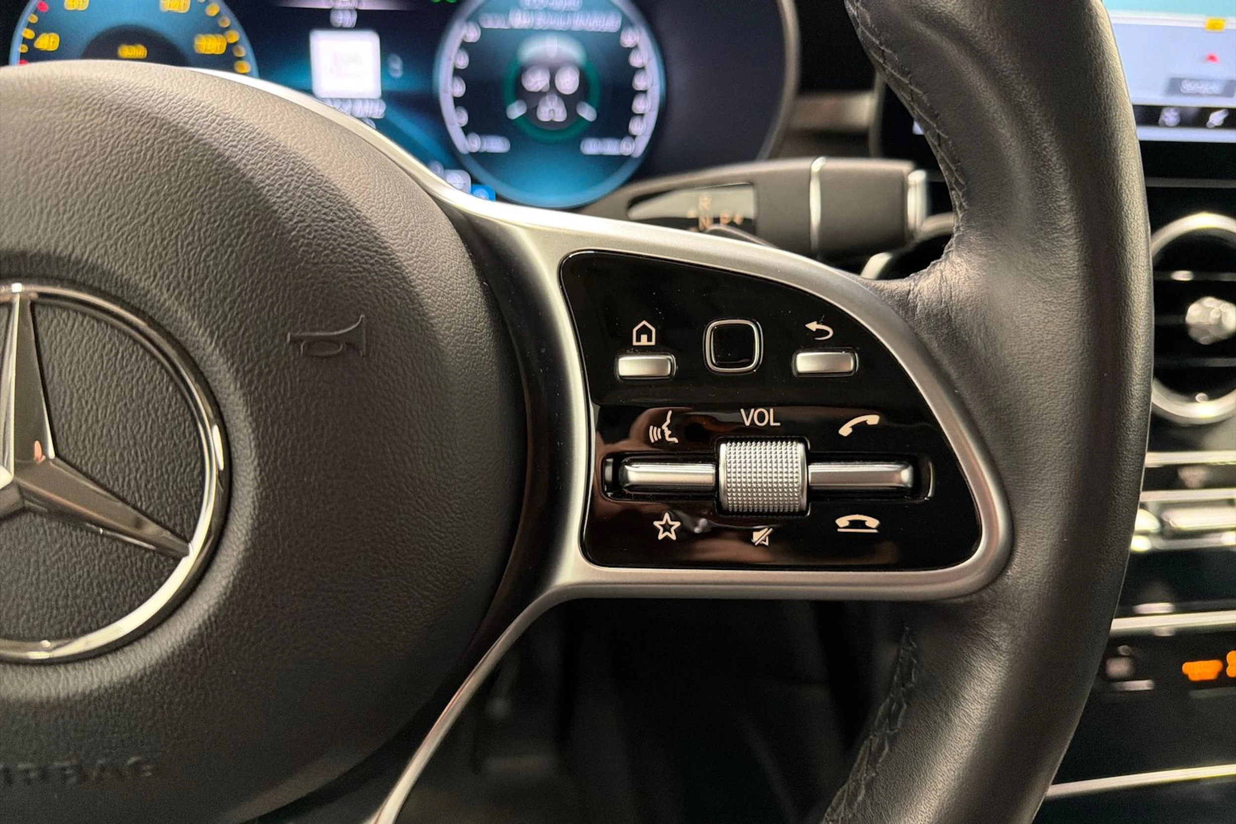 harmaa Mercedes-Benz GLC 2020 kuva 17.