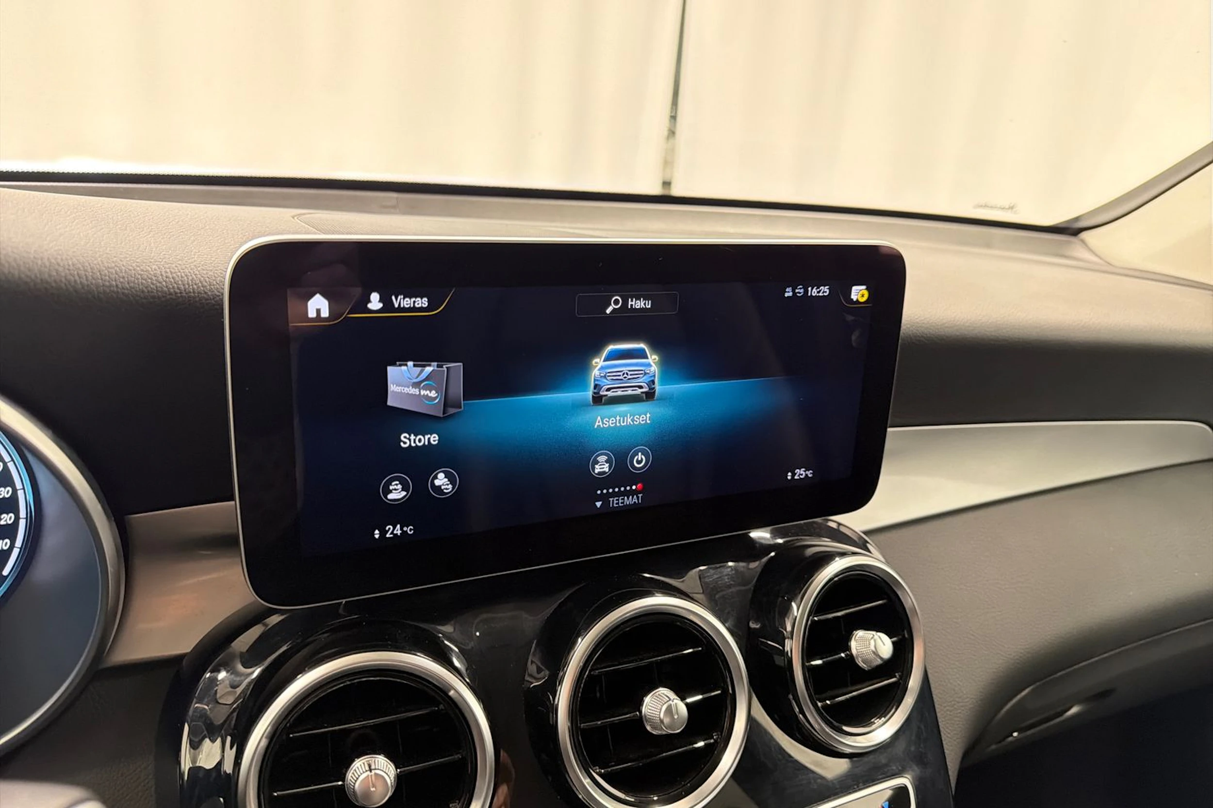 harmaa Mercedes-Benz GLC 2020 kuva 26.