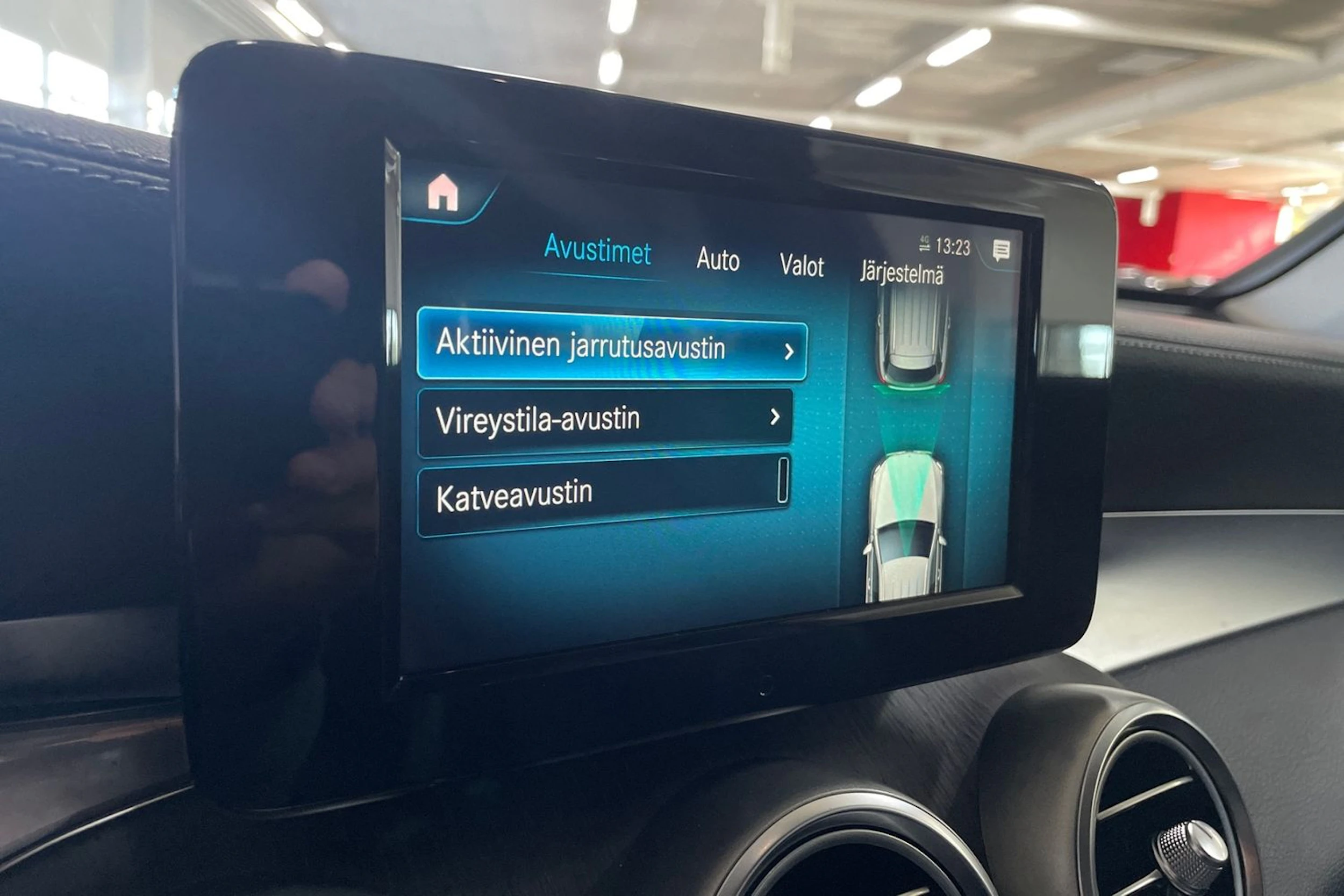 sininen Mercedes-Benz GLC 2020 kuva 13.