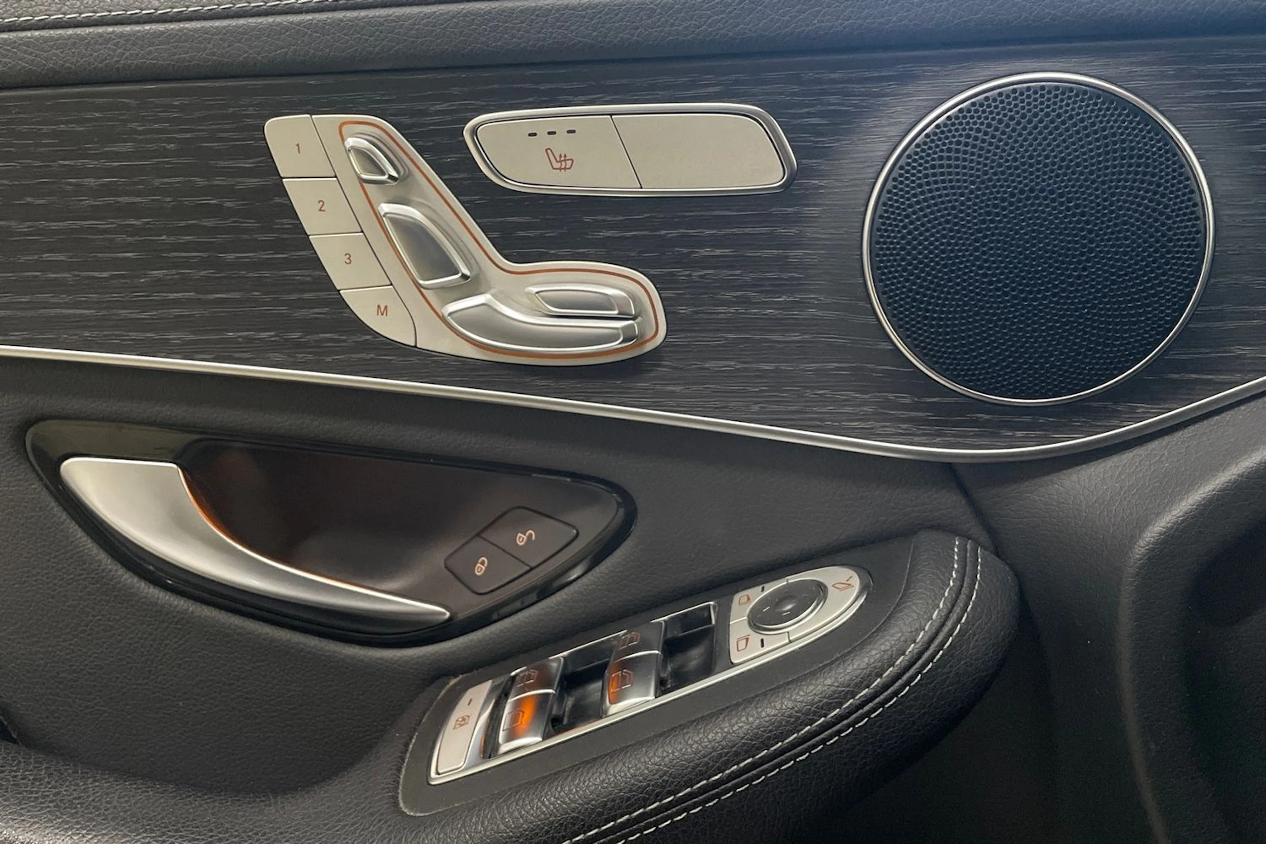 sininen Mercedes-Benz GLC 2020 kuva 18.