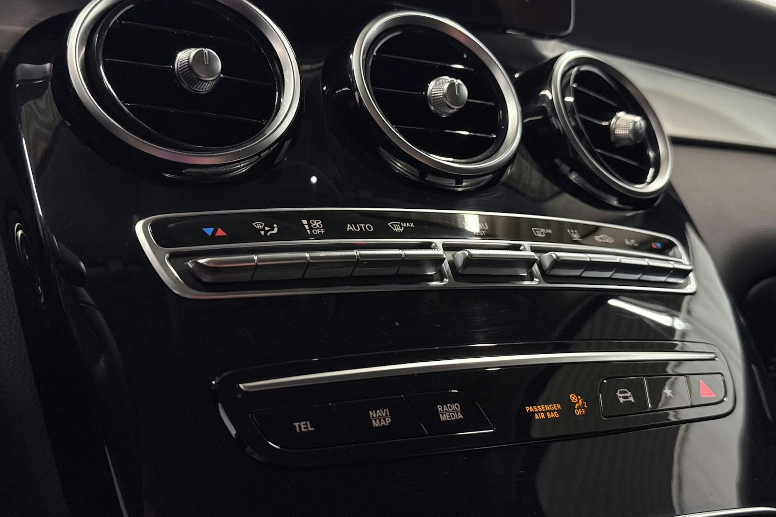 musta Mercedes-Benz GLC 2020 kuva 24.