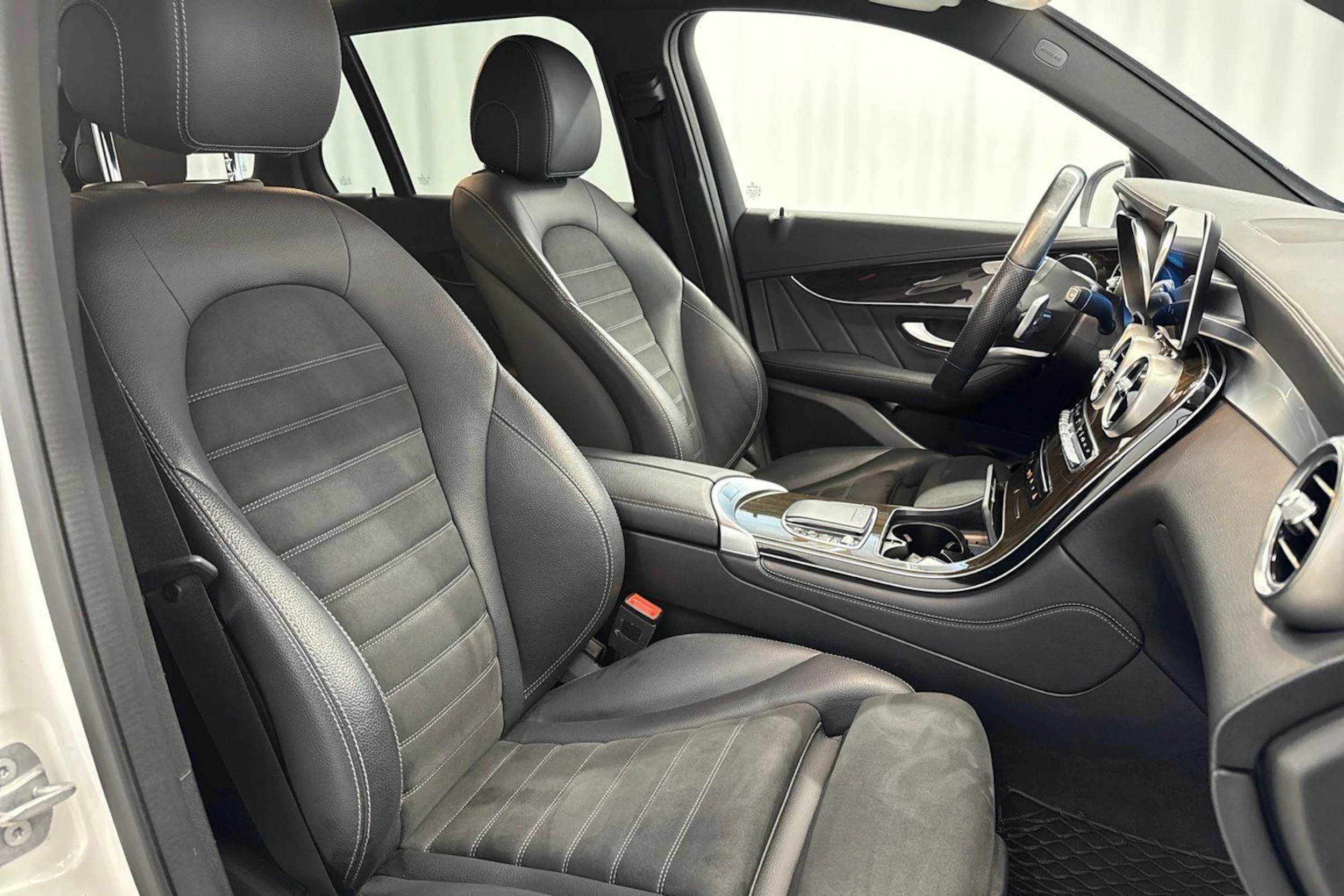 valkoinen Mercedes-Benz GLC 2020 kuva 11.