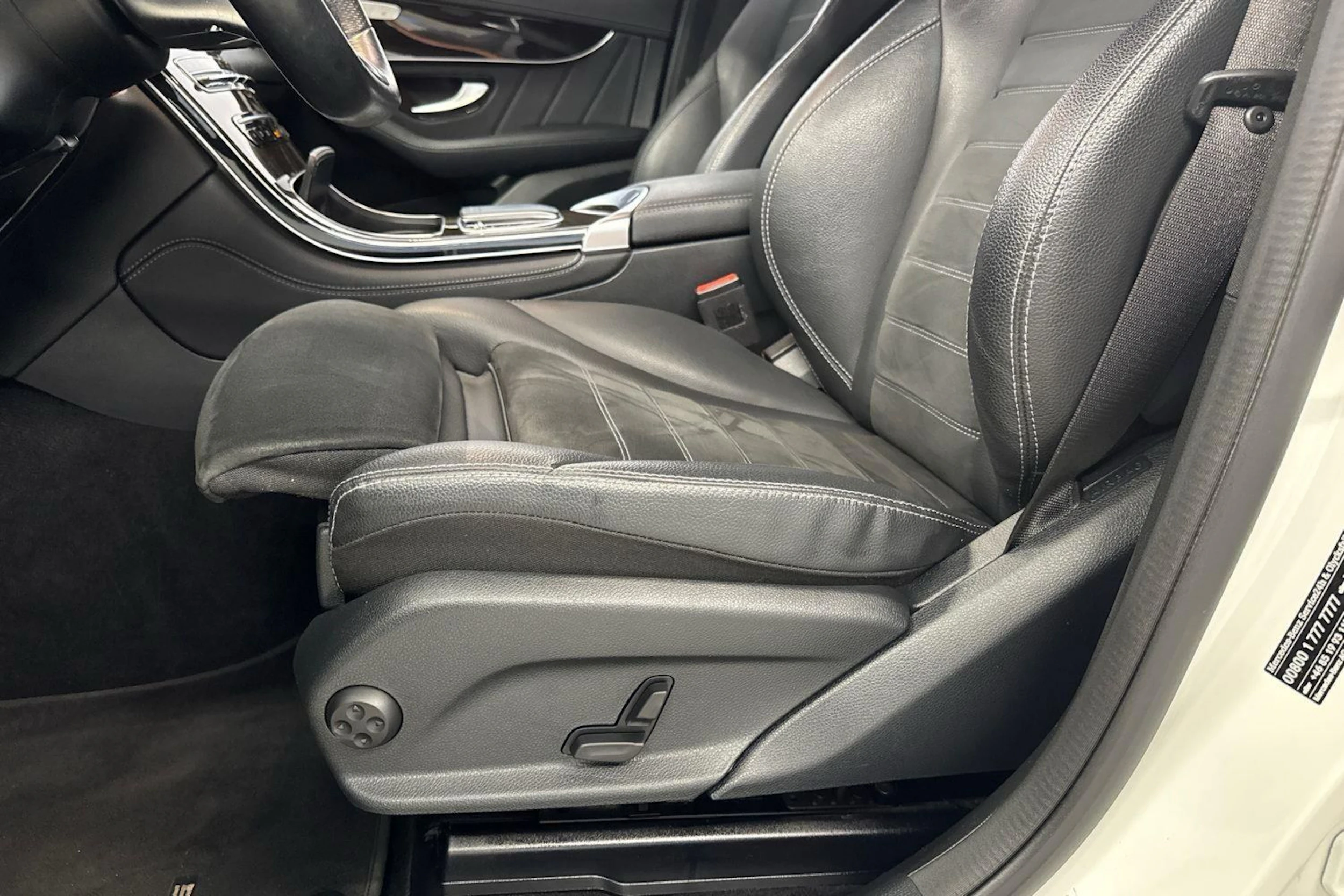 valkoinen Mercedes-Benz GLC 2020 kuva 17.