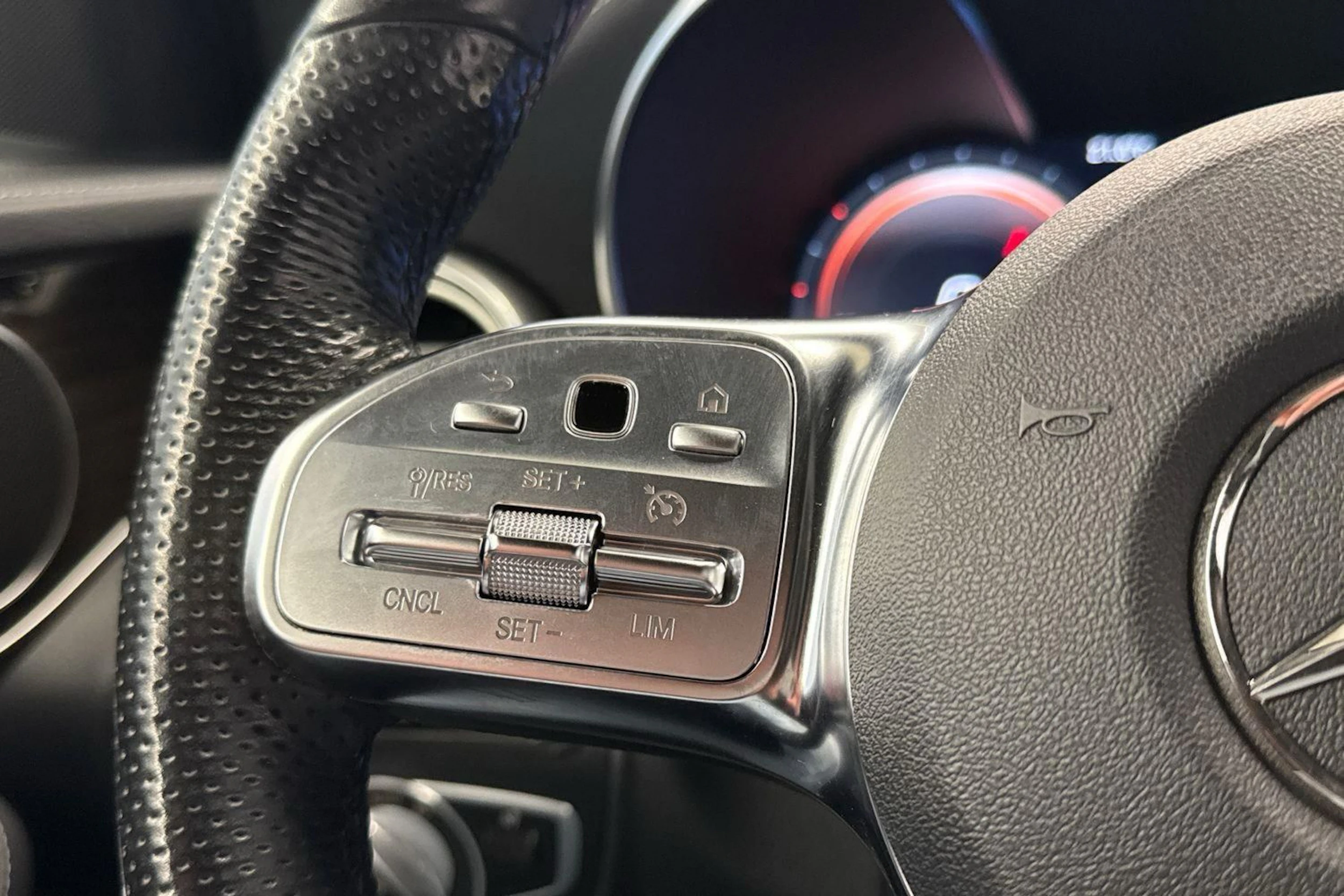 valkoinen Mercedes-Benz GLC 2020 kuva 24.