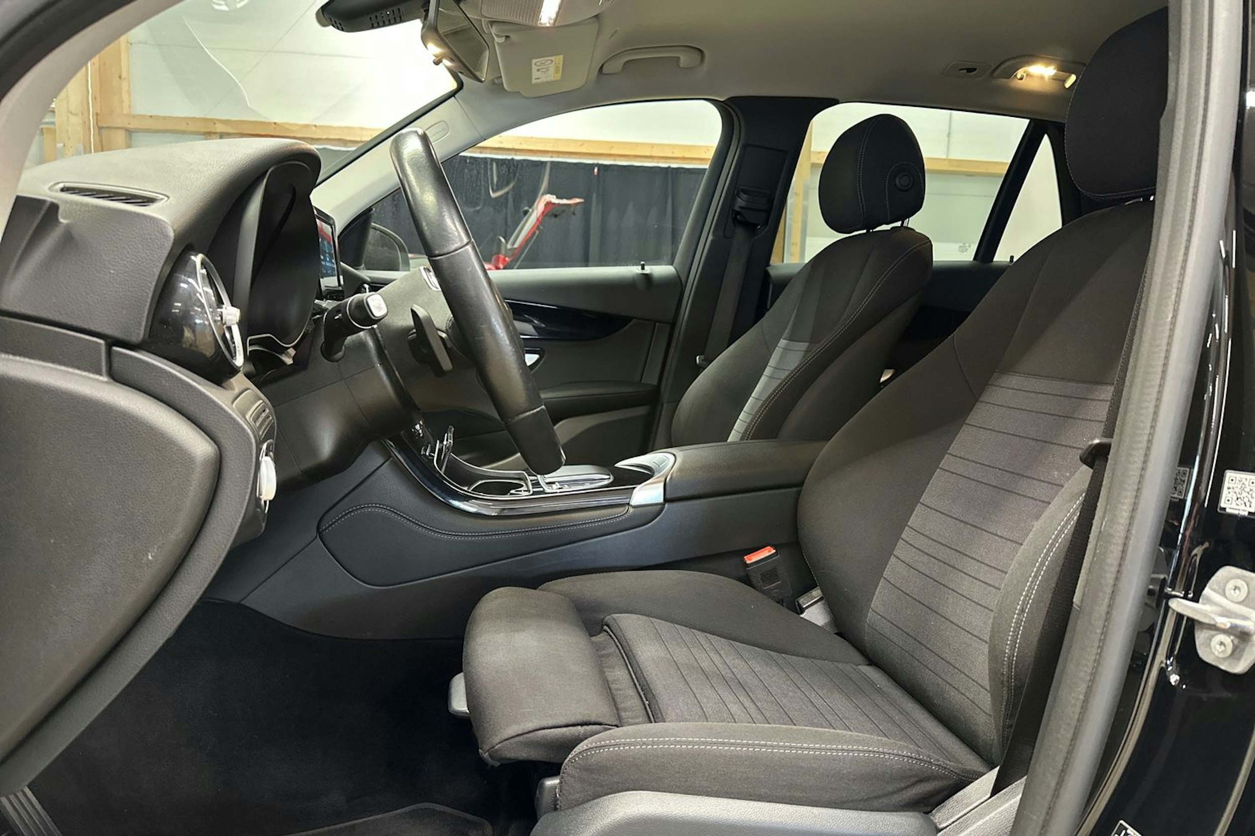 musta Mercedes-Benz GLC 2020 kuva 15.