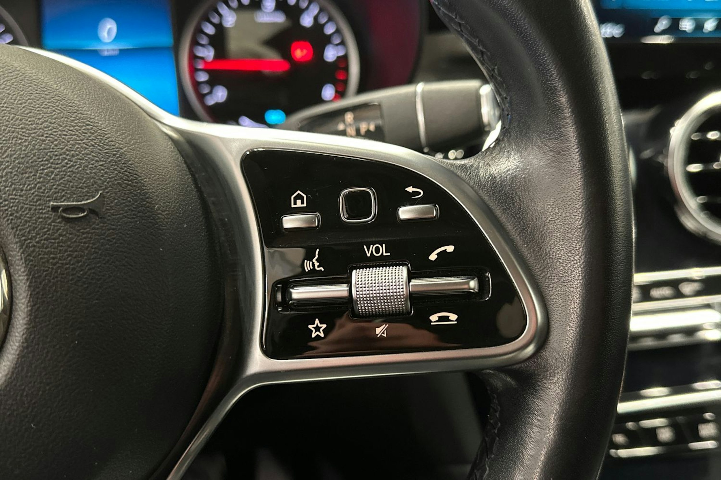 musta Mercedes-Benz GLC 2020 kuva 24.
